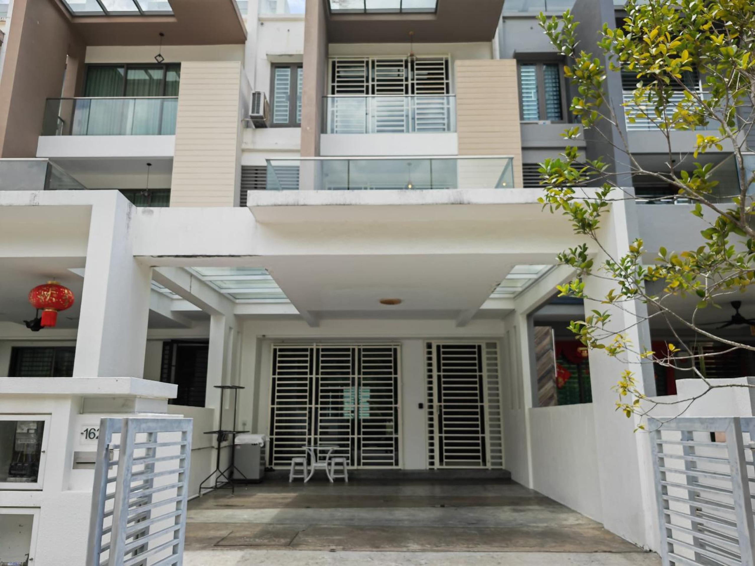 Six-Bedroom House photo 1