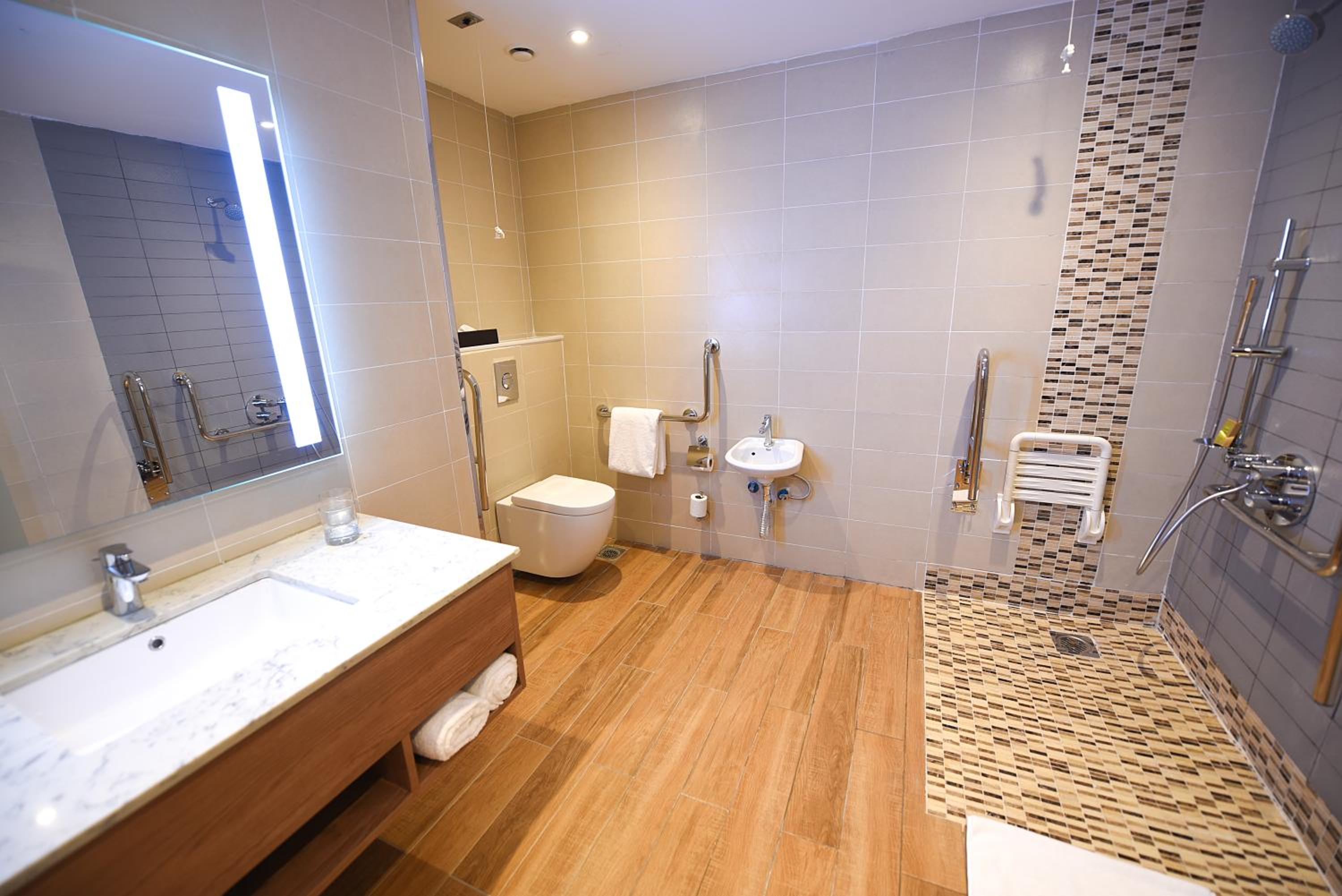 Queen Room - Accessible photo 2