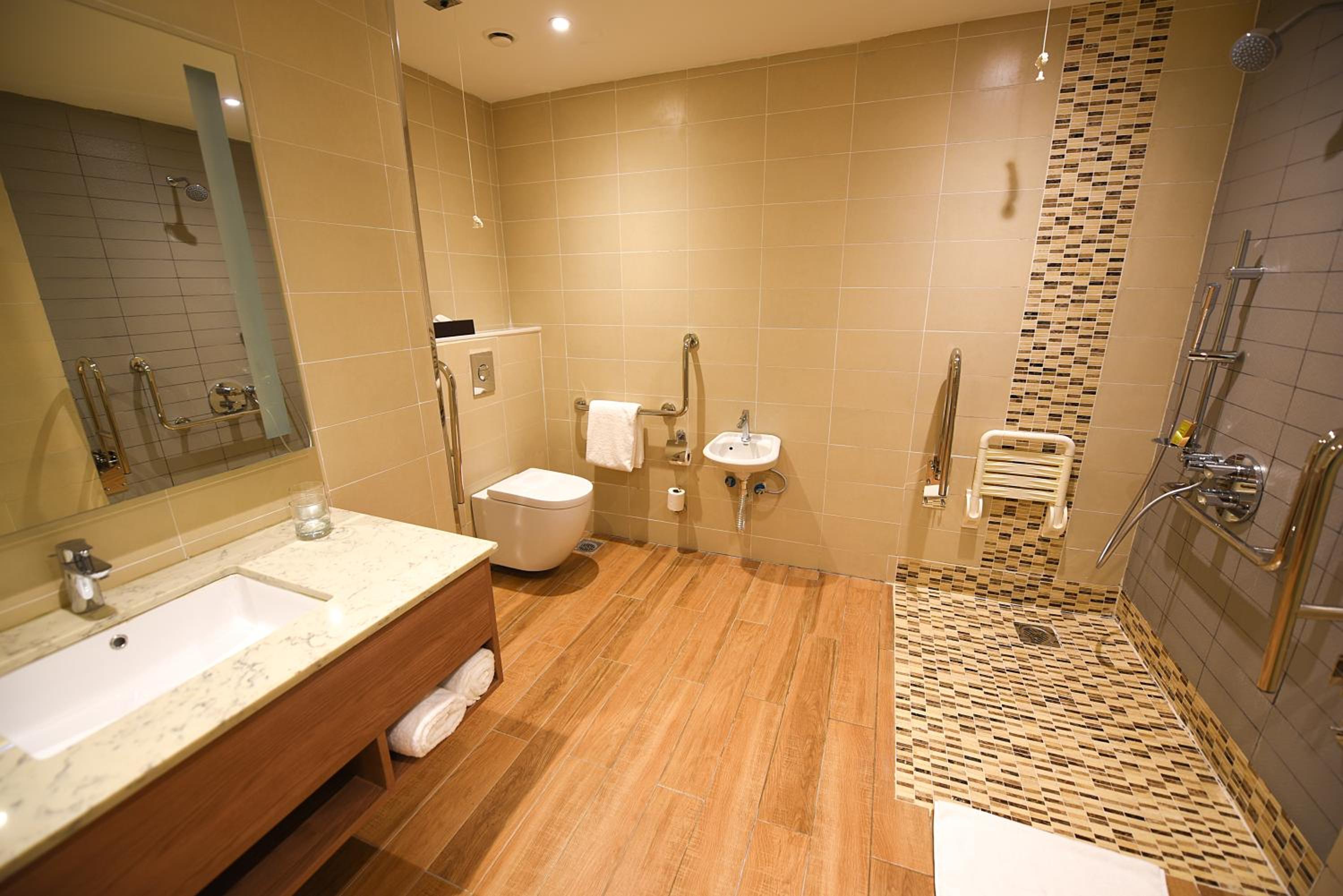 Queen Room - Accessible photo 3