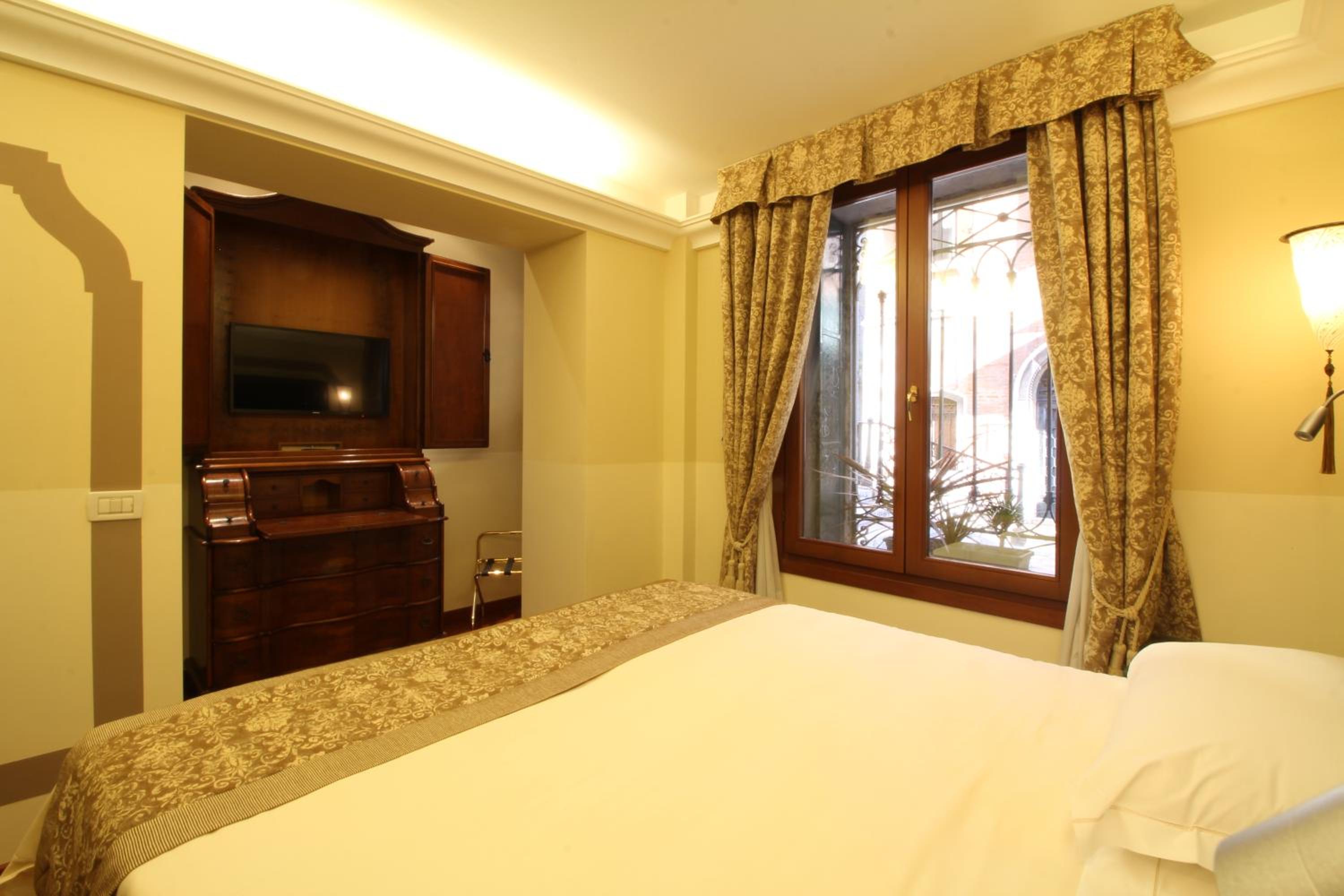 Economy Double Room Ground Floor thumbnail 6