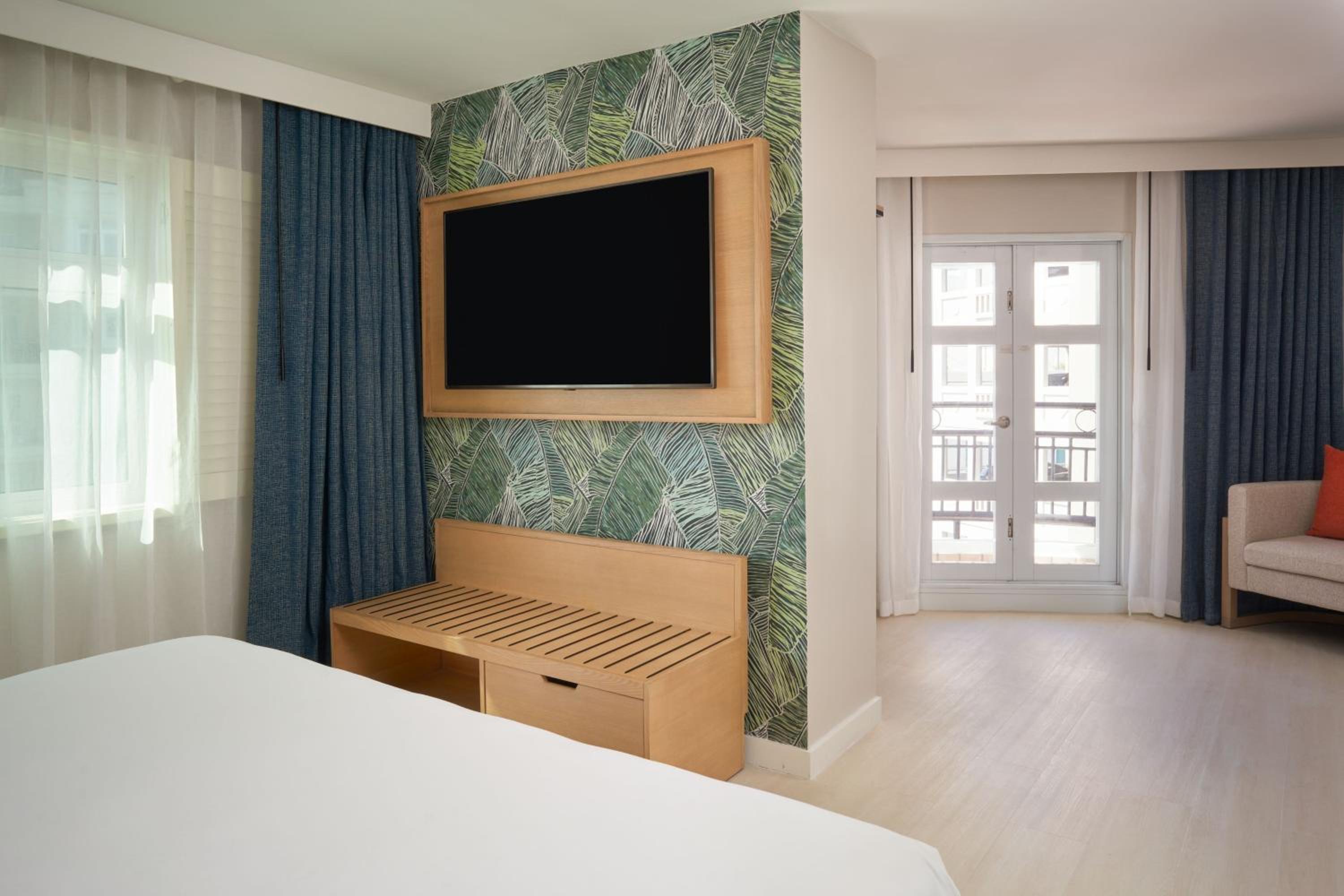 One-Bedroom Junior Suite - Photo 6