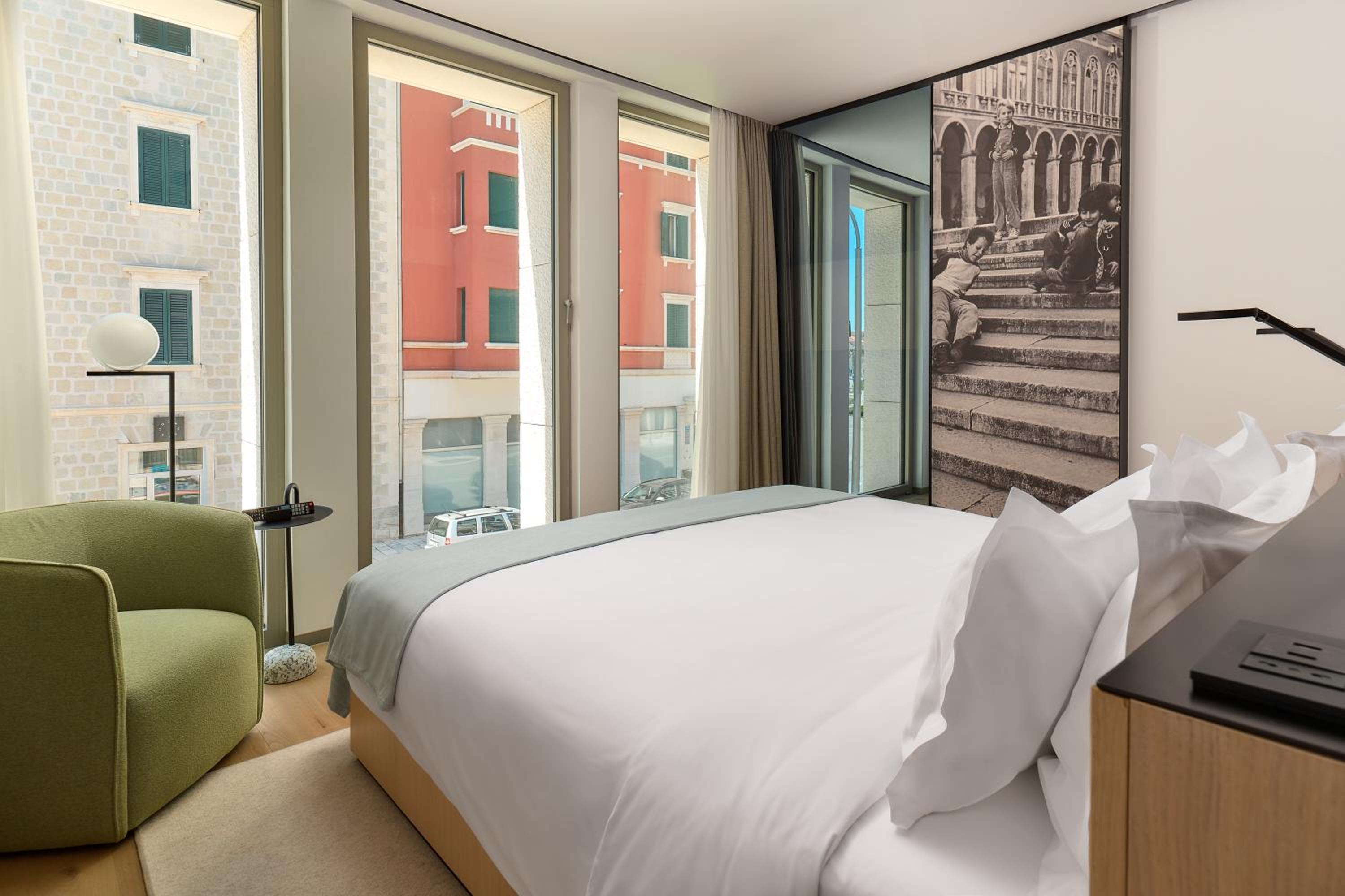 Superior King Room with Street View - Photo 2