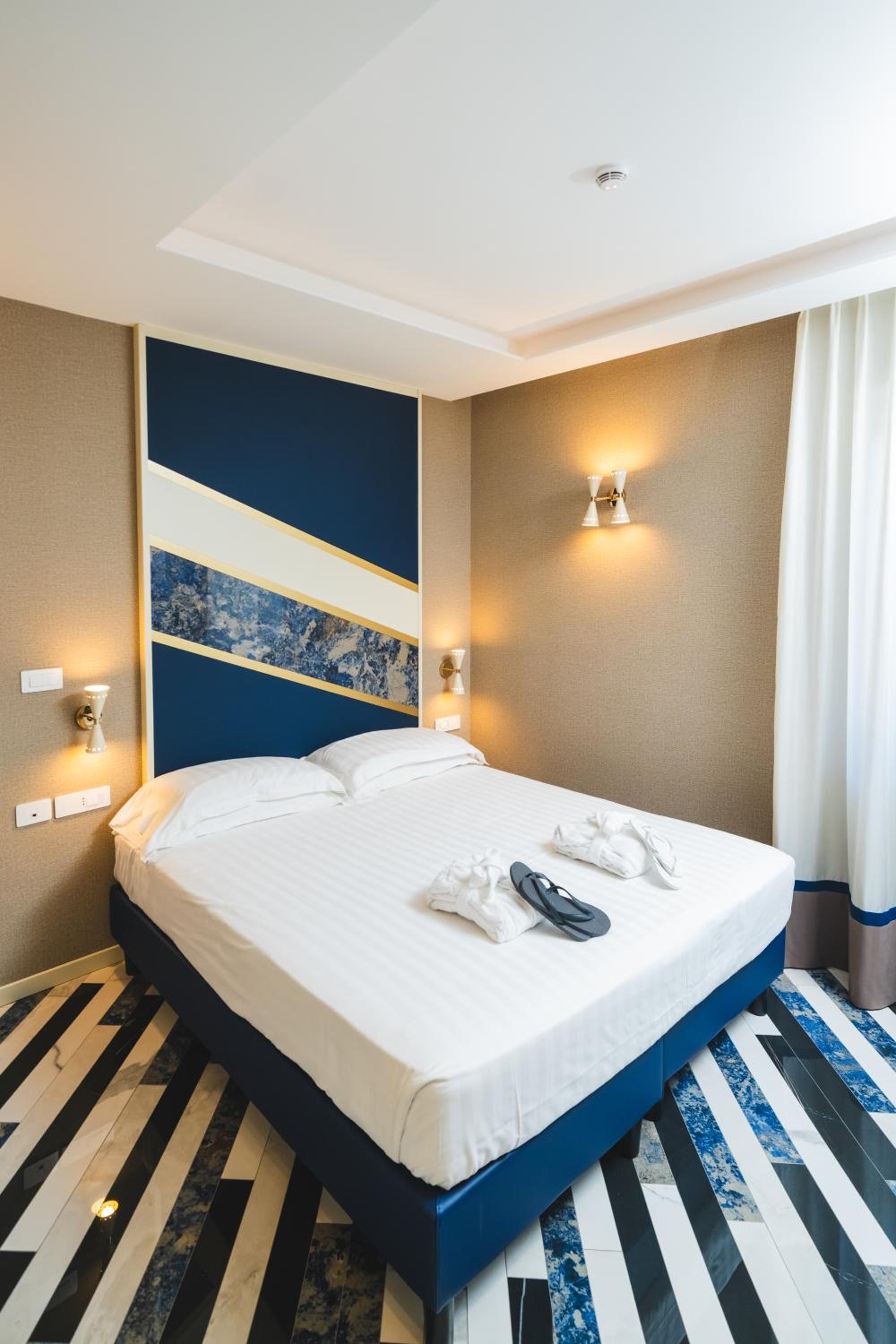 Standard Double or Twin Room - Photo 3