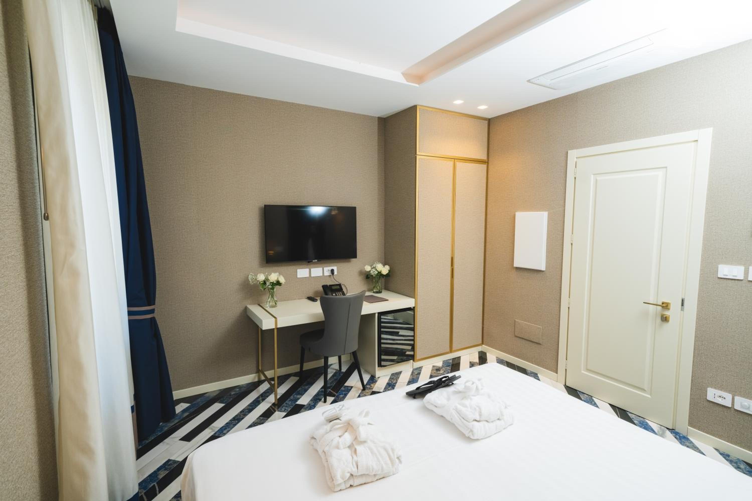 Standard Double or Twin Room - Photo 1