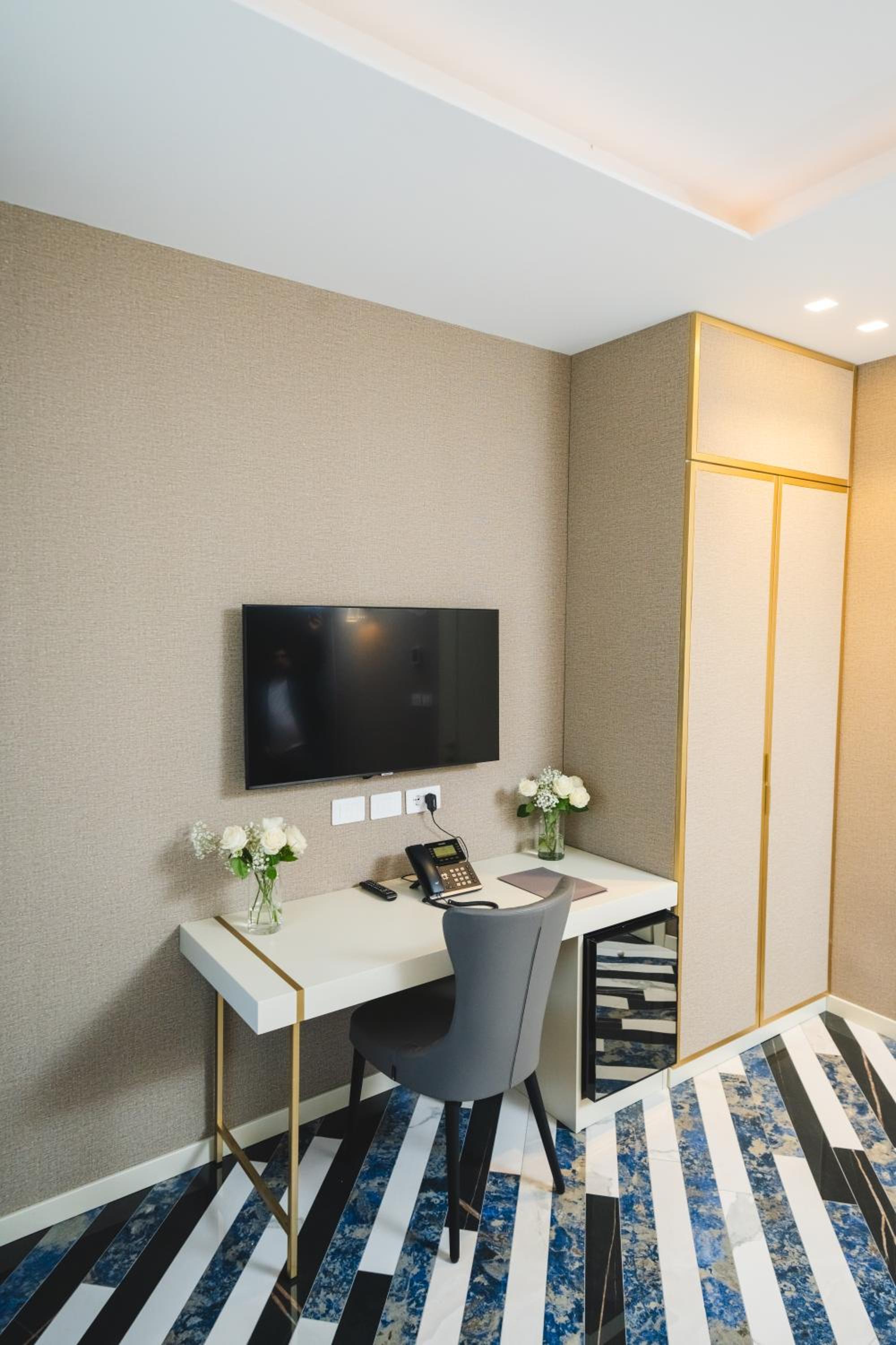 Standard Double or Twin Room - Photo 8