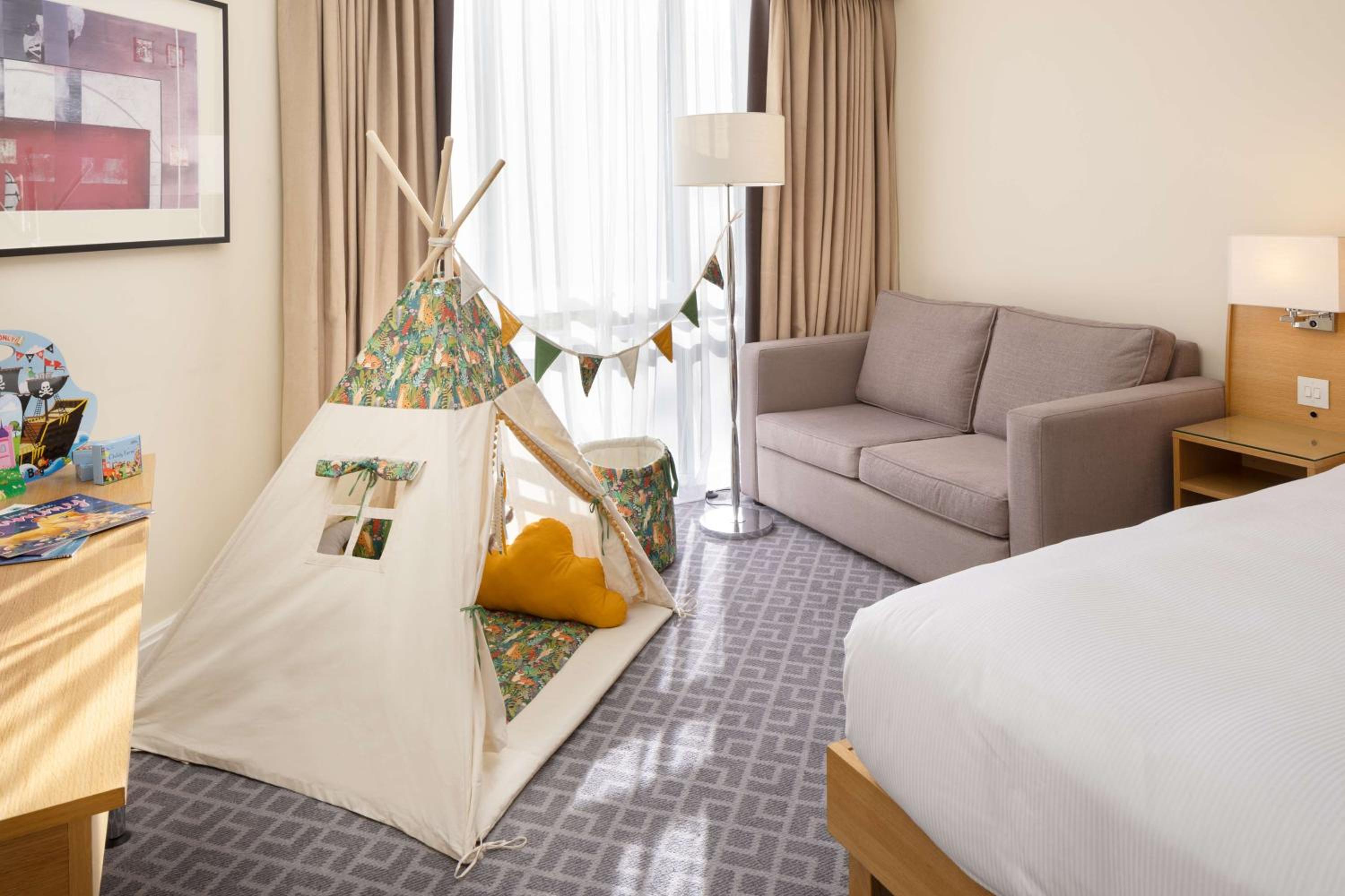 Deluxe Queen Room with Two Queen Beds - Photo 5