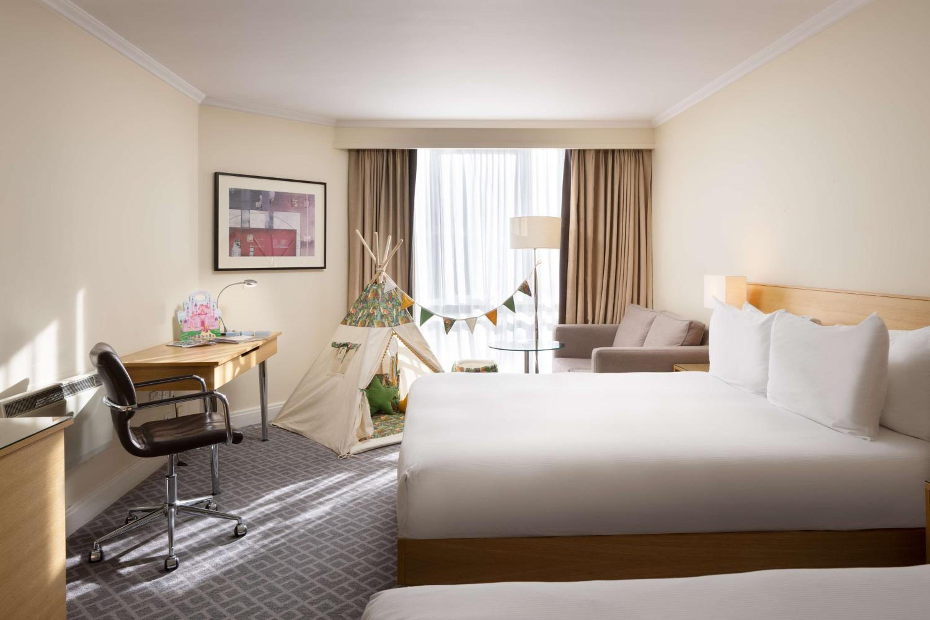 Deluxe Queen Room with Two Queen Beds - Photo 6
