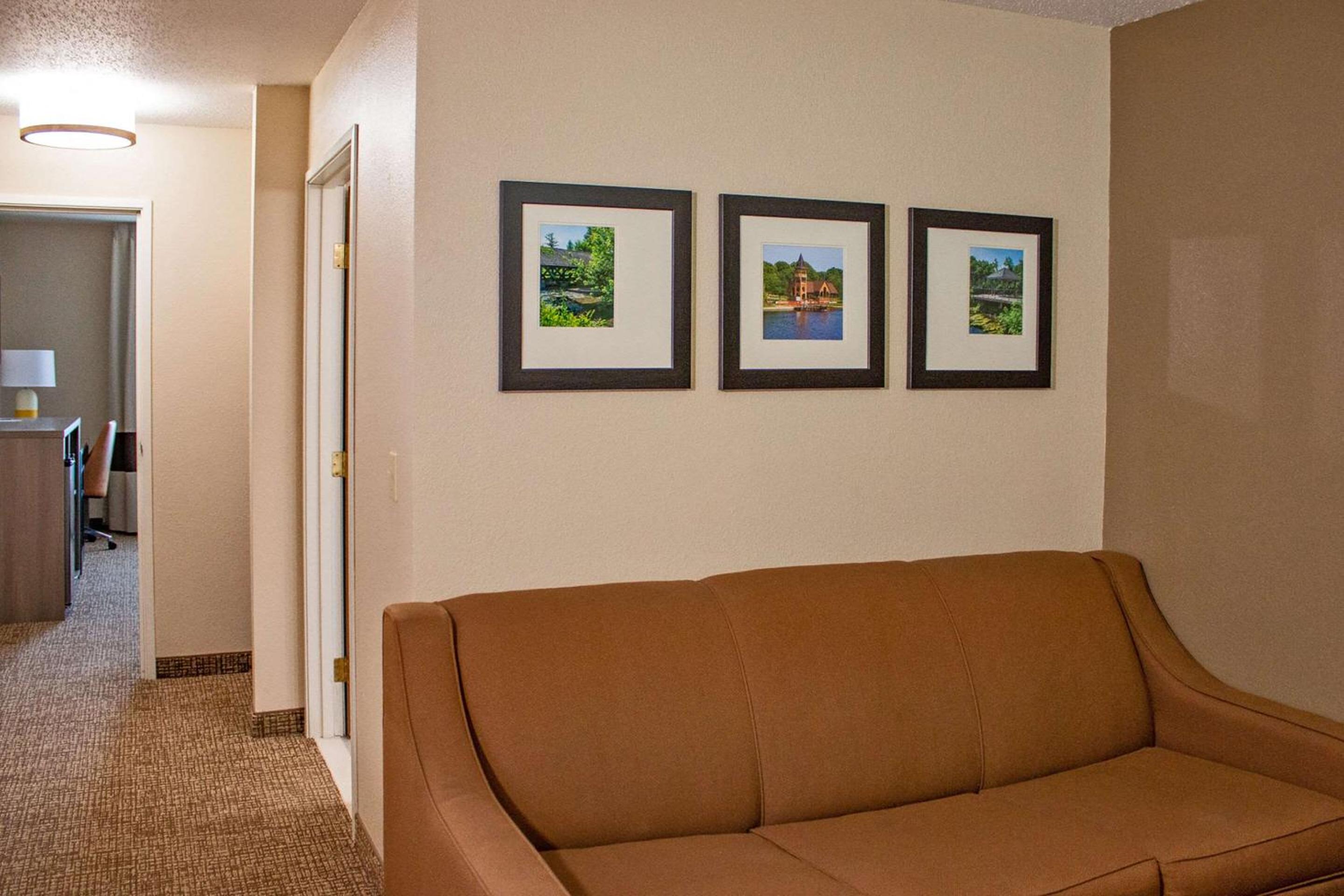 King Suite - Non-Smoking - Photo 3