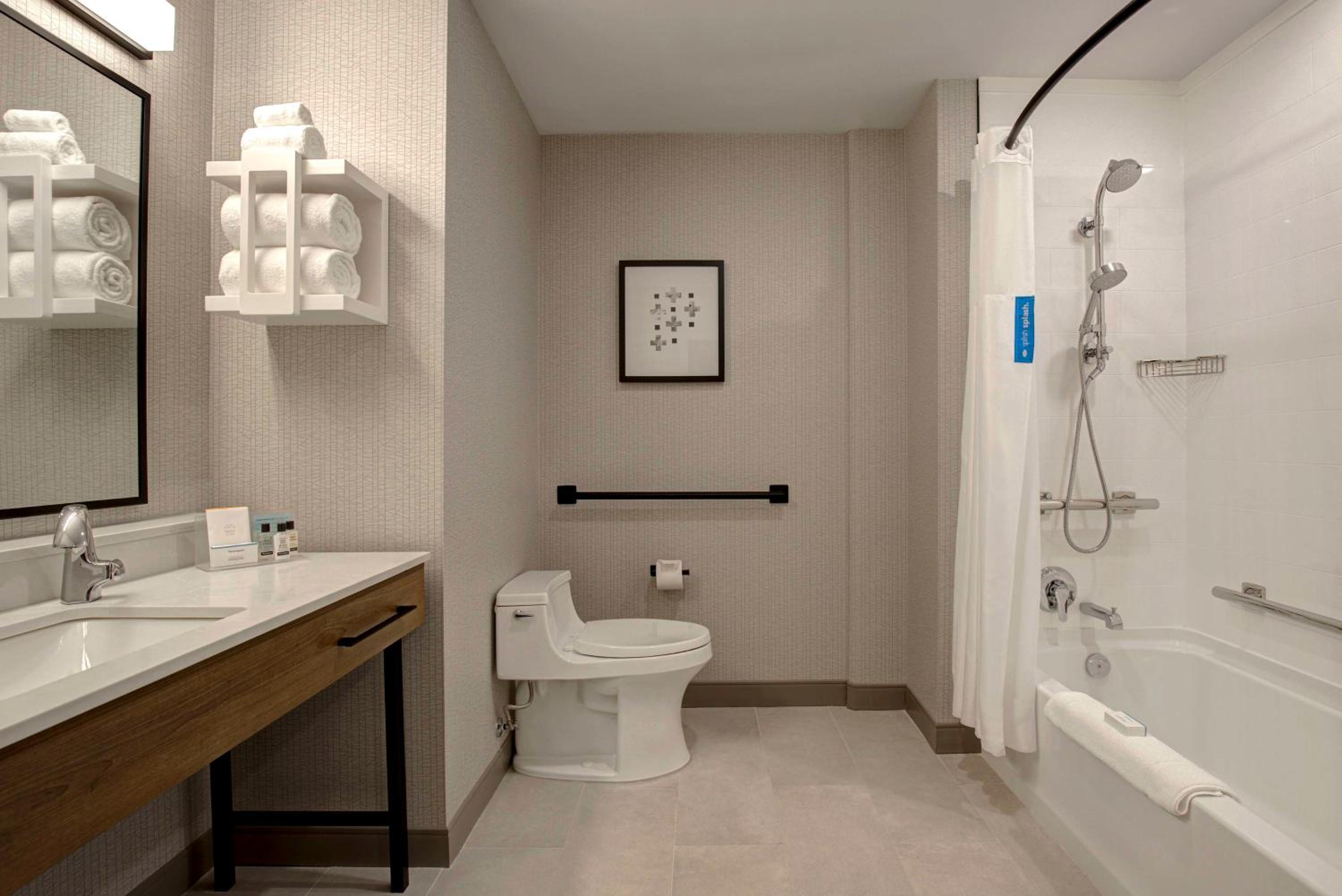 King Room with Kitchenette - Mobility/Hearing Accessible - Photo 3