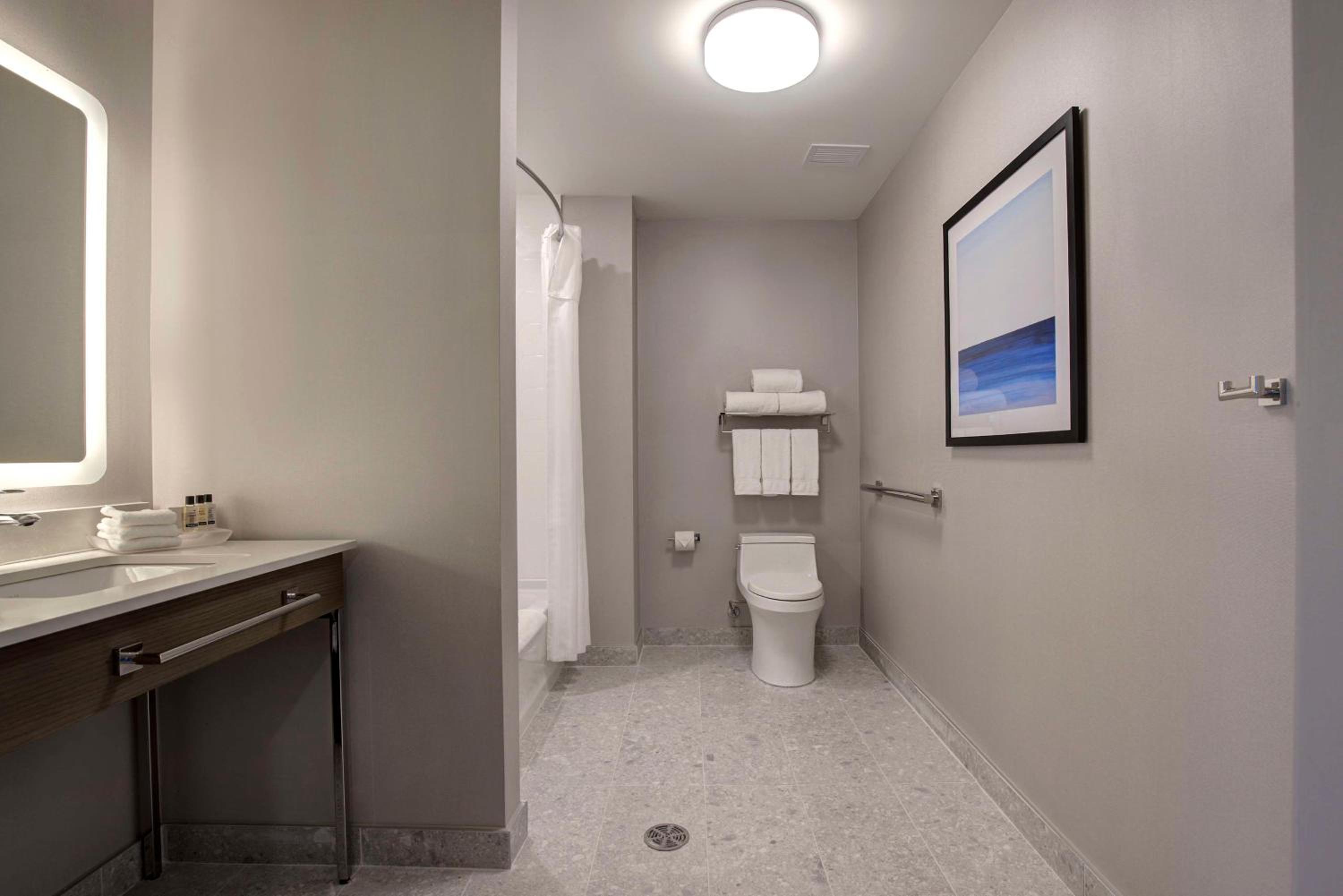 King Room with Kitchenette - Mobility/Hearing Accessible - Photo 4