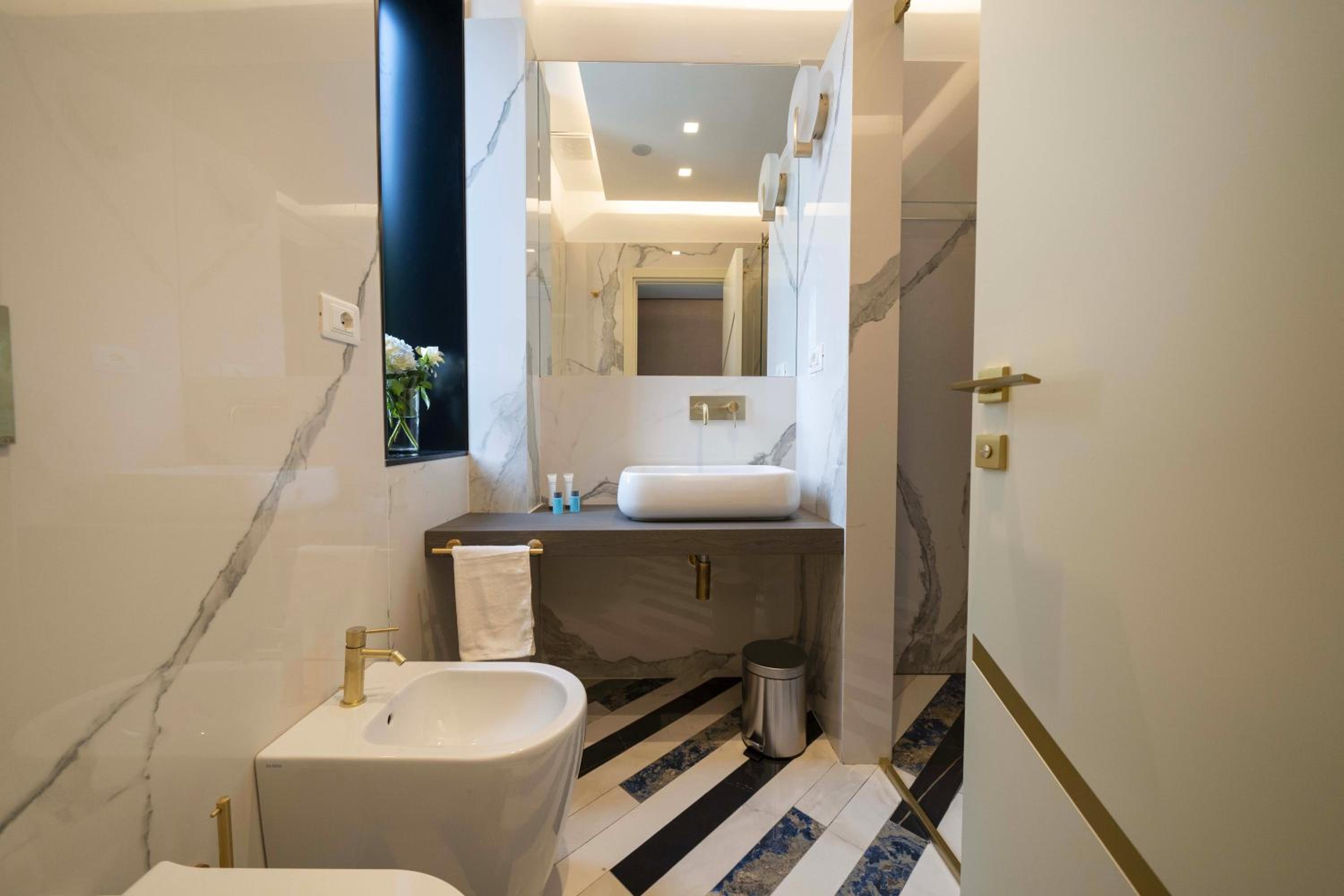 Standard Double or Twin Room - Photo 10