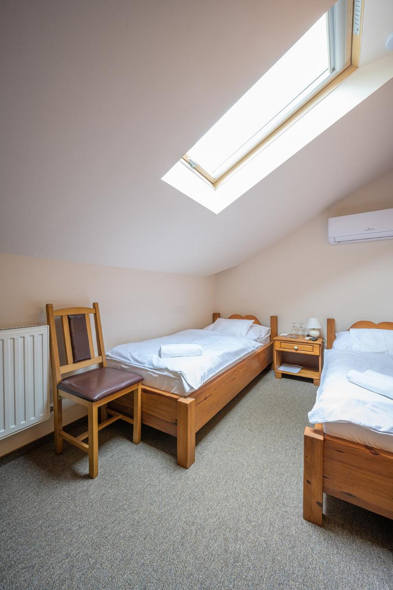 Twin Room - Photo 5