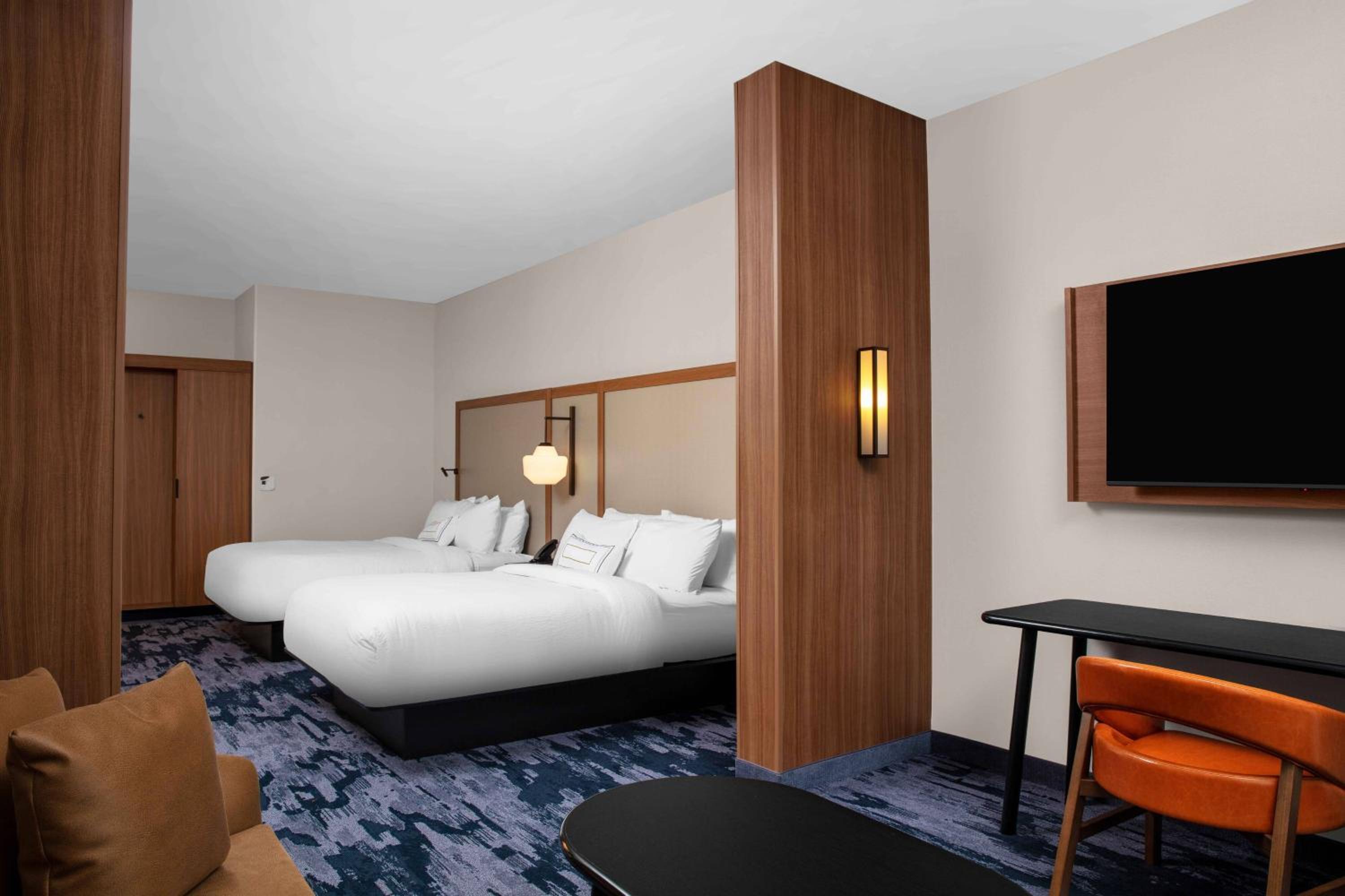 Queen Suite with Two Queen Beds and Sofa Bed - Photo 3
