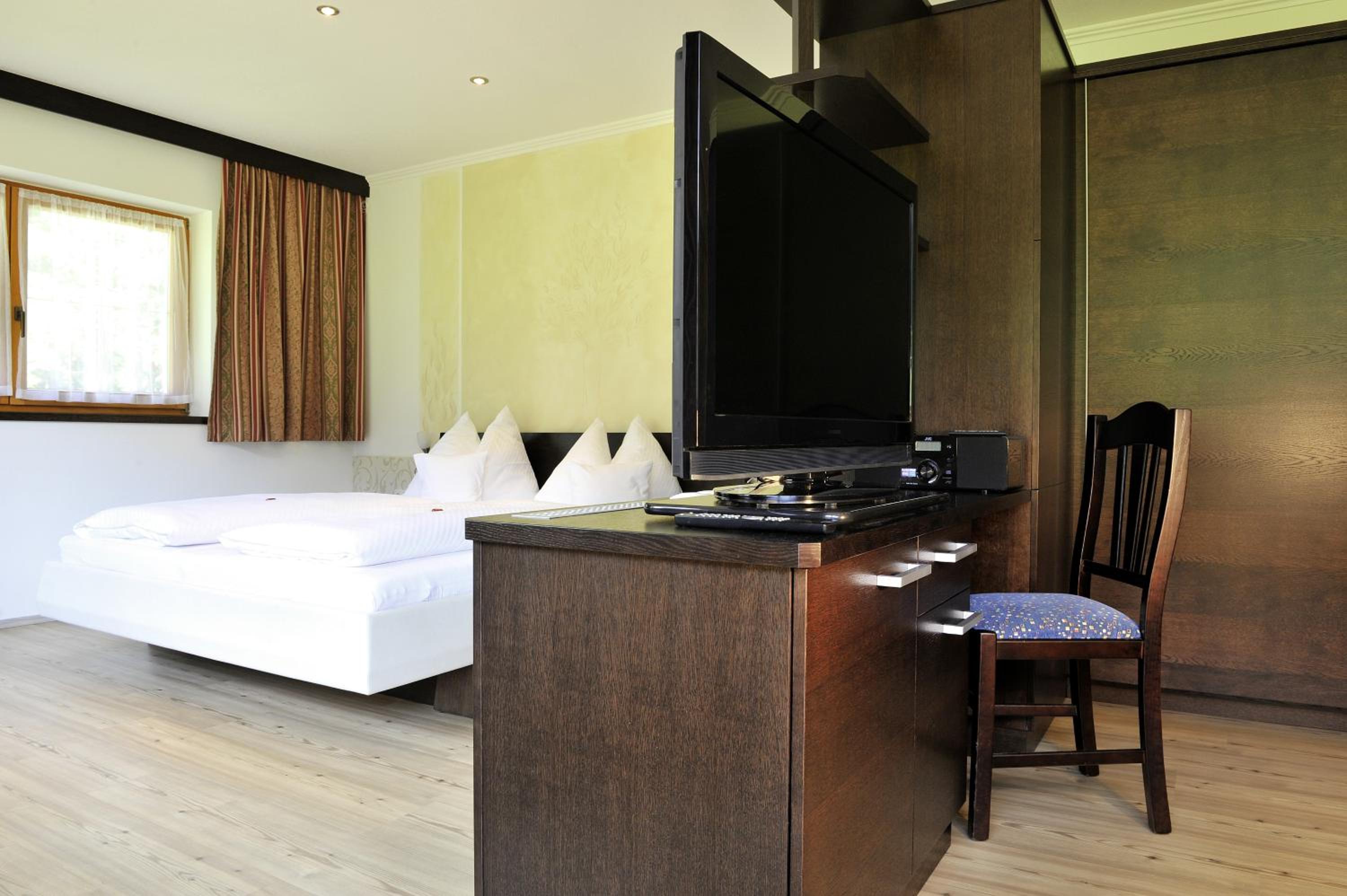 Double Room with Balcony - Photo 2