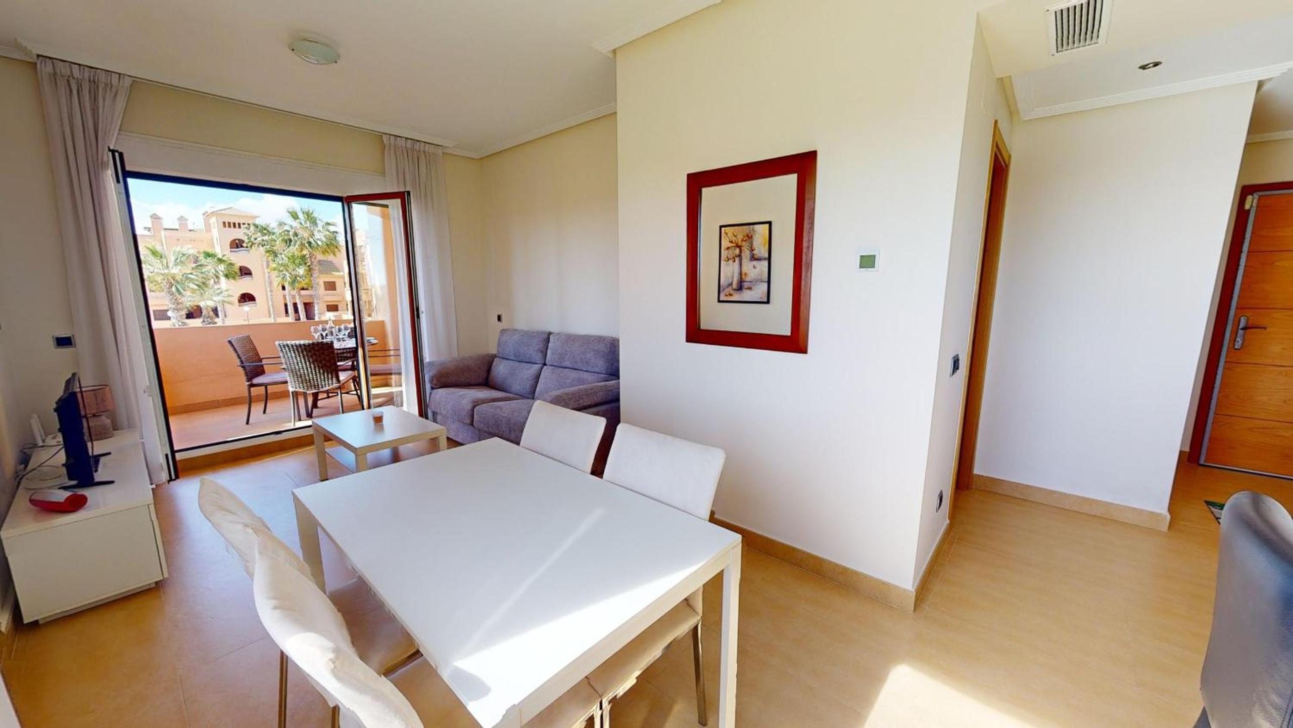 Apartamento de Dos Dormitorios con Vista a la Piscina