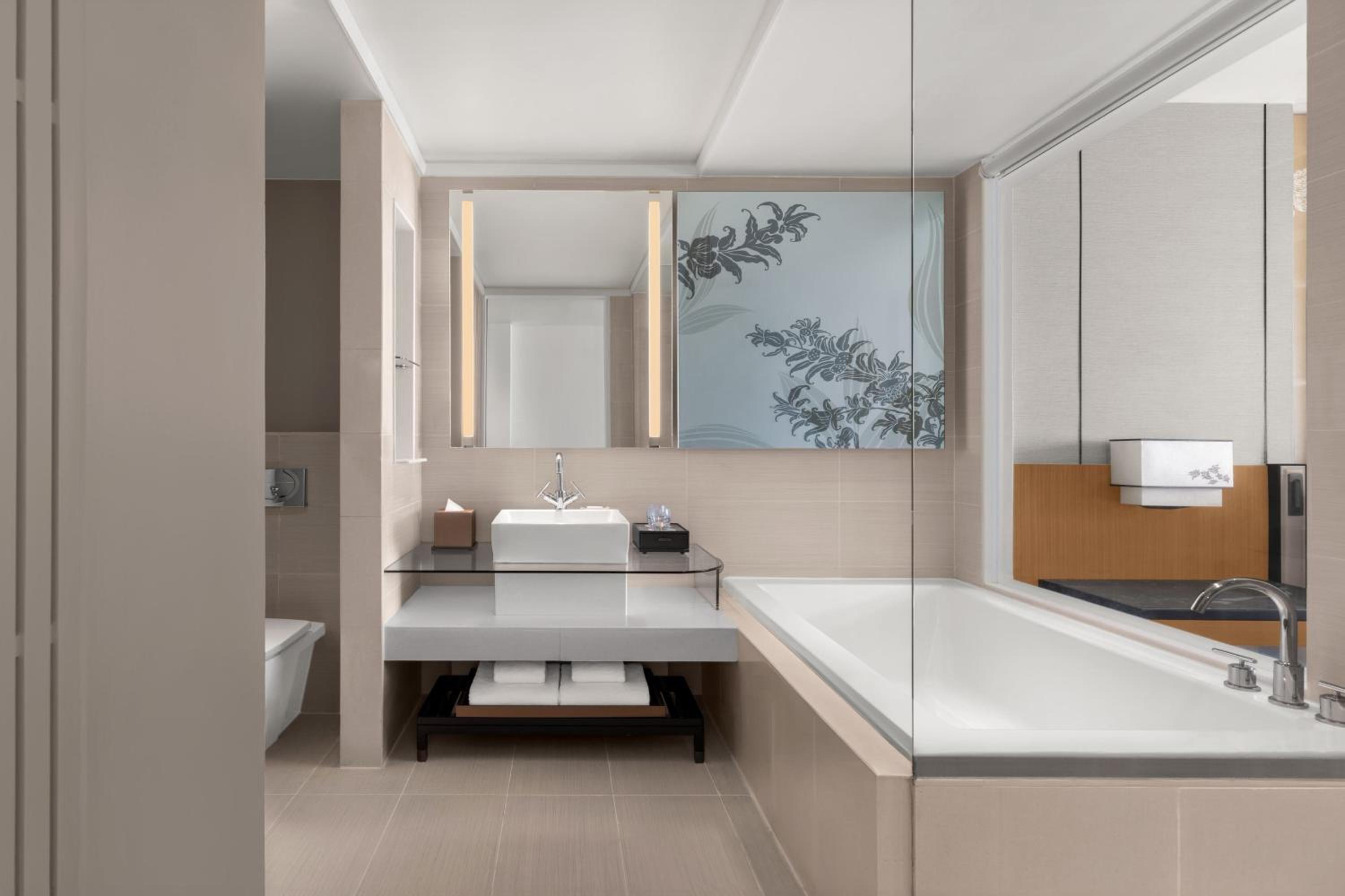 Club Room - King Bed - High Floor - Club Lounge Access - Photo 4