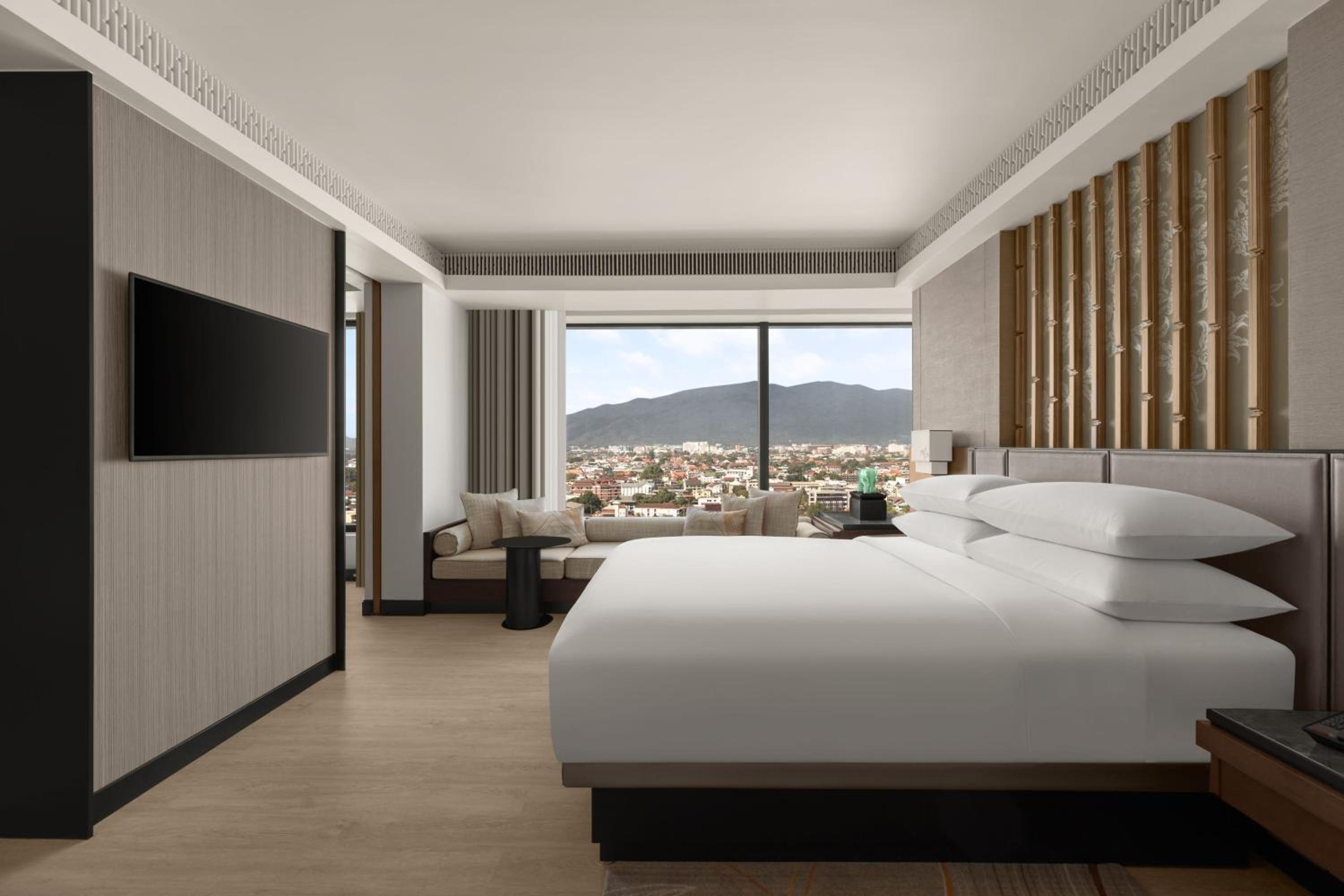 Executive Suite - King Bed - High Floor - Club Lounge Access - Photo 4