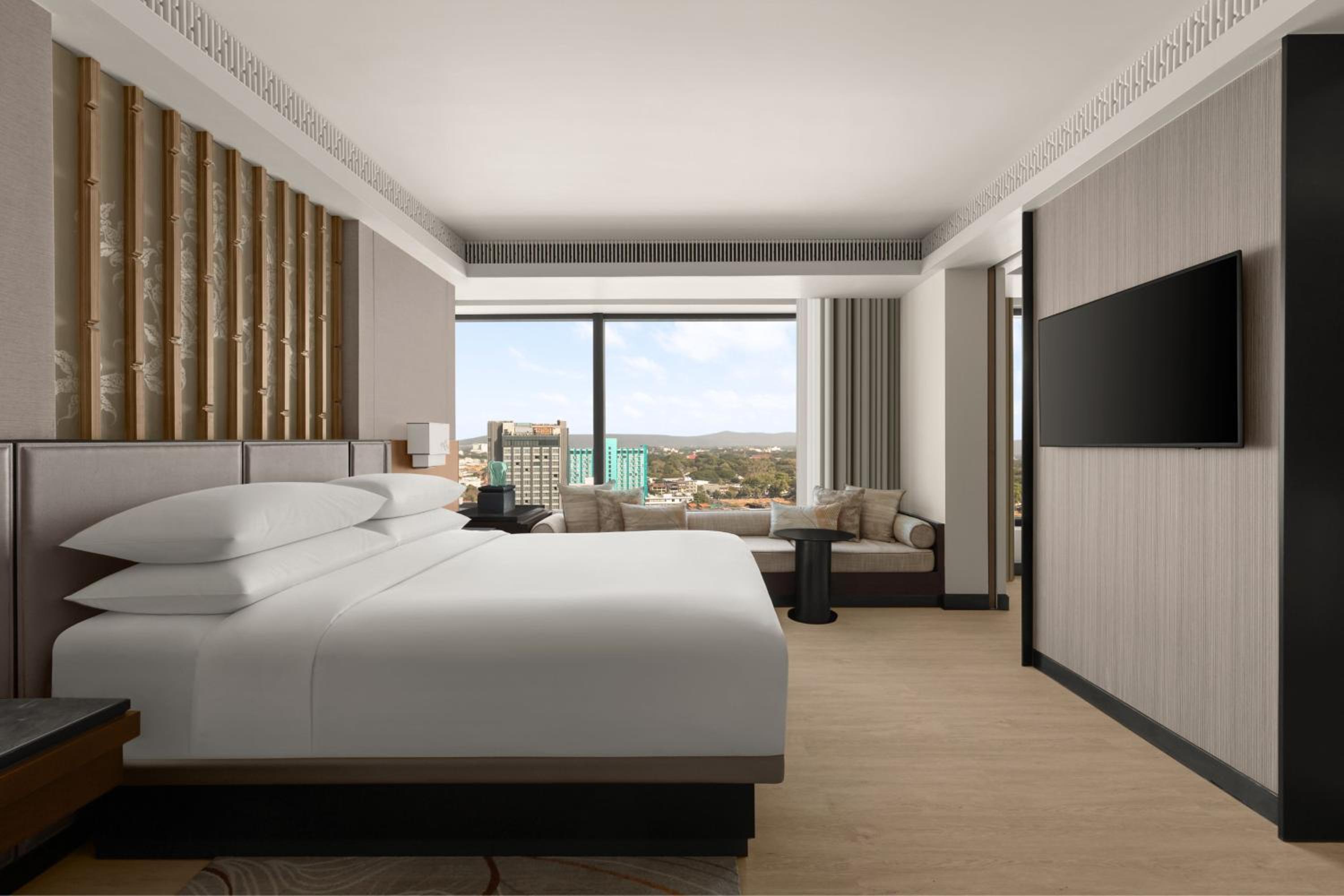 Executive Suite - King Bed - High Floor - Club Lounge Access - Photo 3