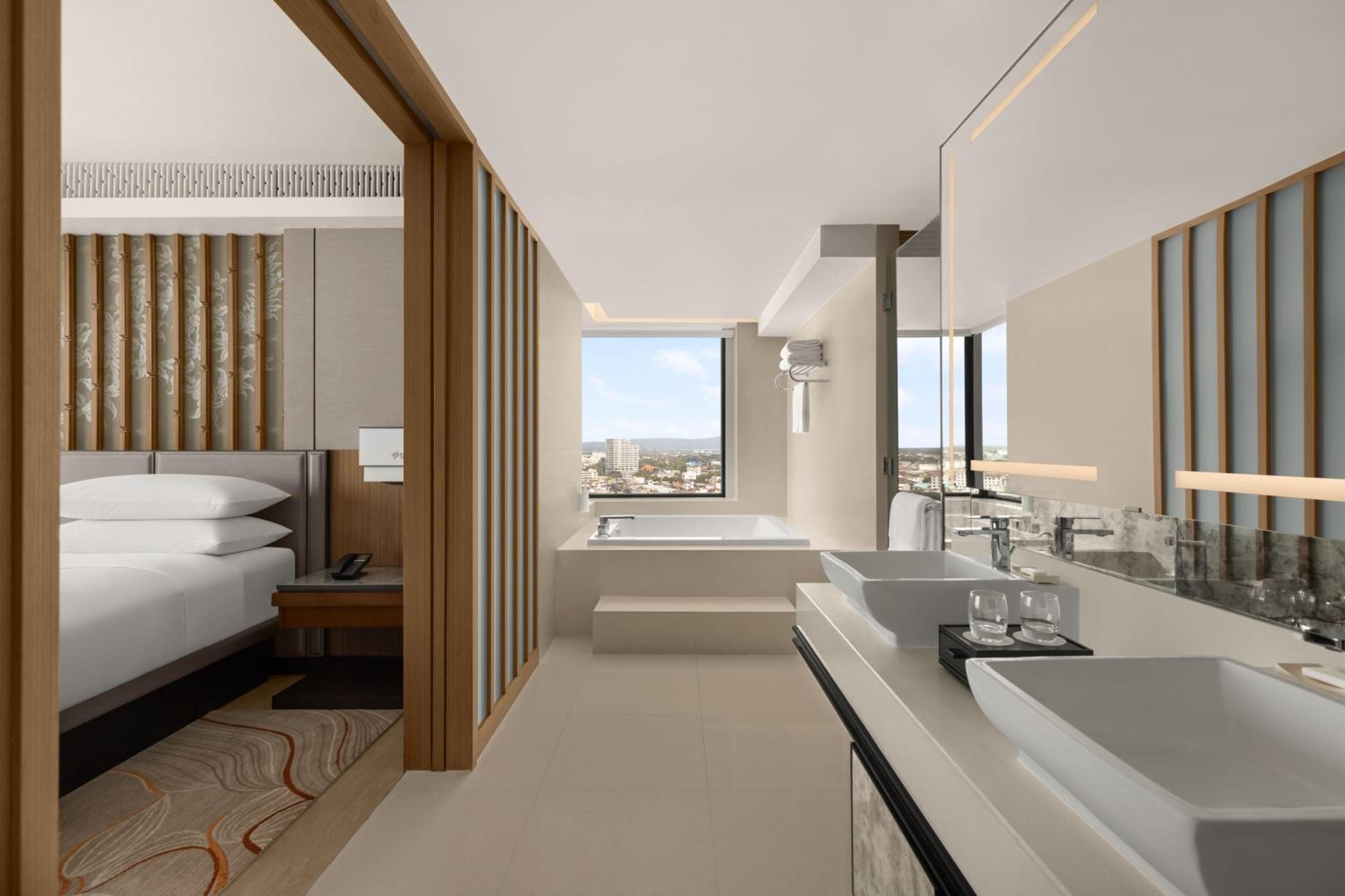 Executive Suite - King Bed - High Floor - Club Lounge Access - Photo 7