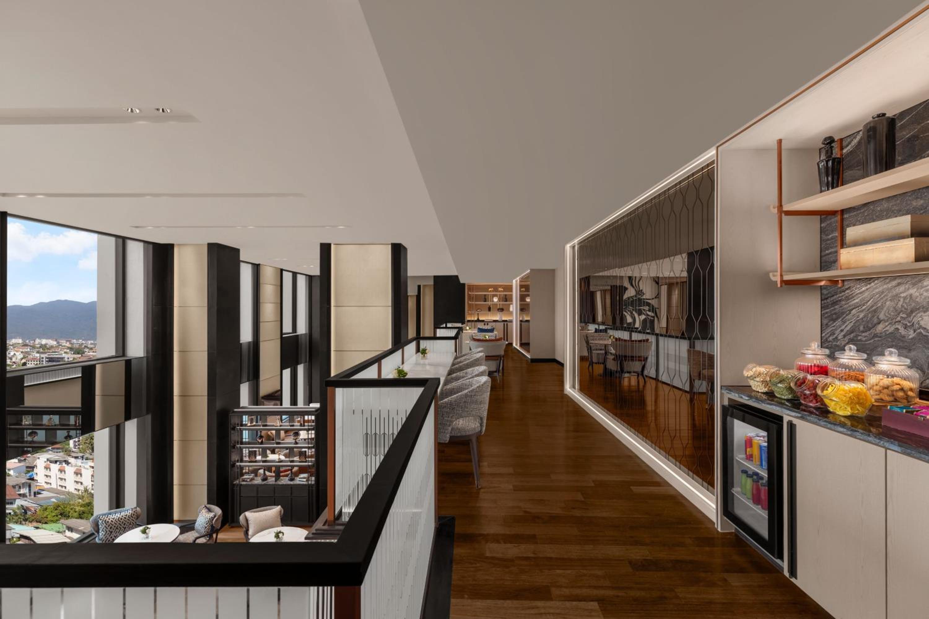 Club Room - King Bed - High Floor - Club Lounge Access - Photo 8