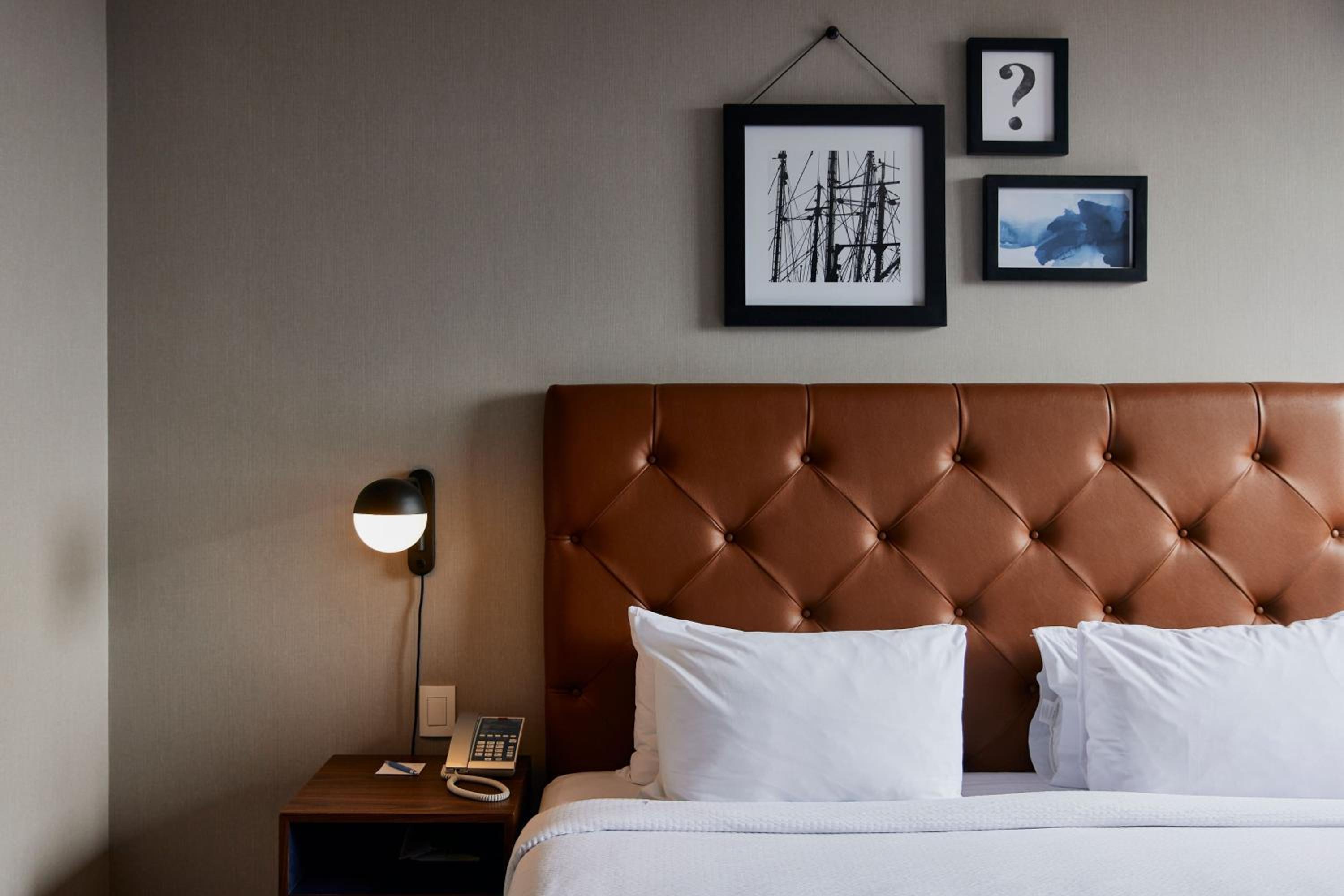 Standard King Room - Photo 10
