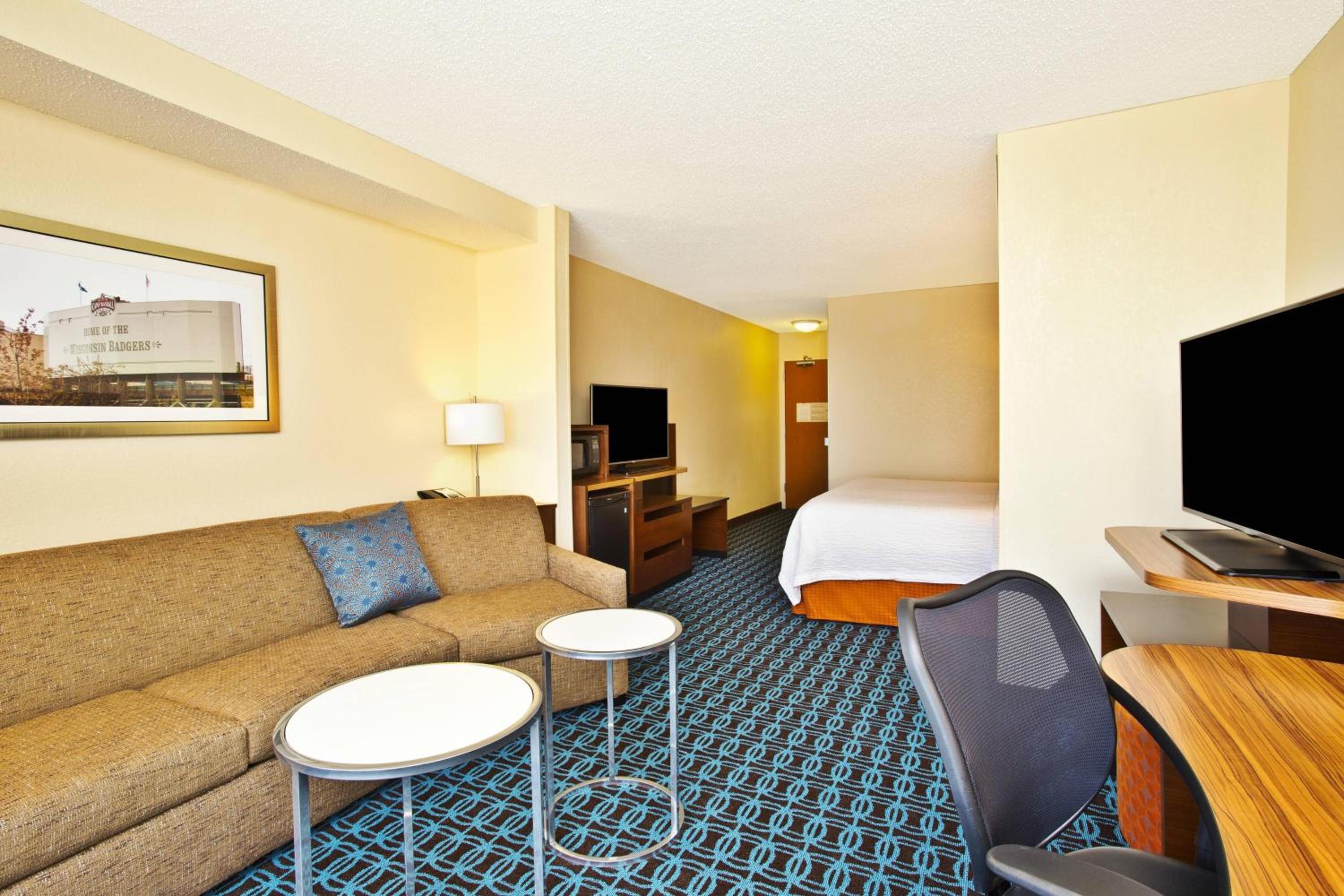 King Suite with Sofa Bed - Non-Smoking - Photo 2
