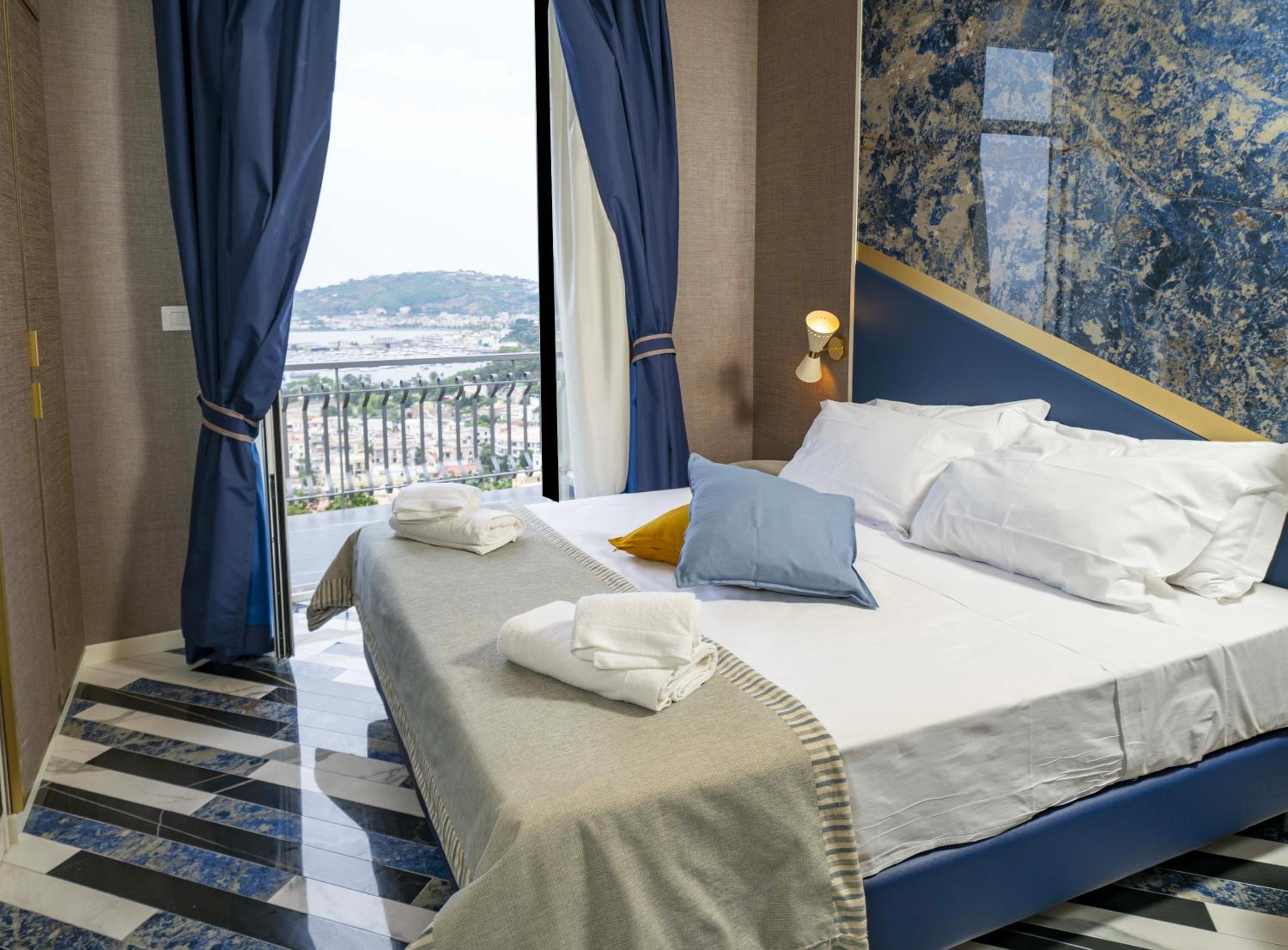 Superior Double Room with Sea View - Photo 7