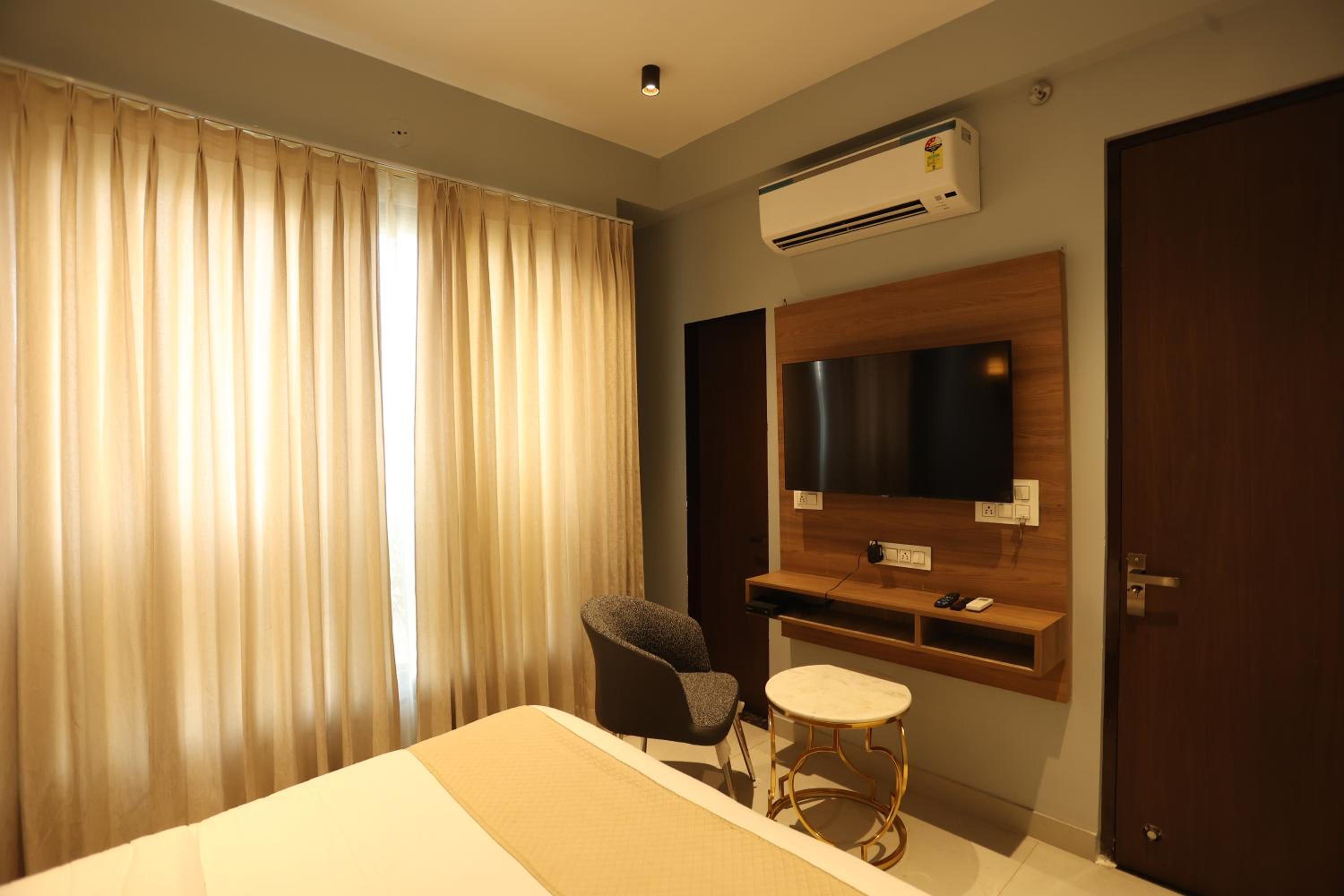 Family Room - Photo 5