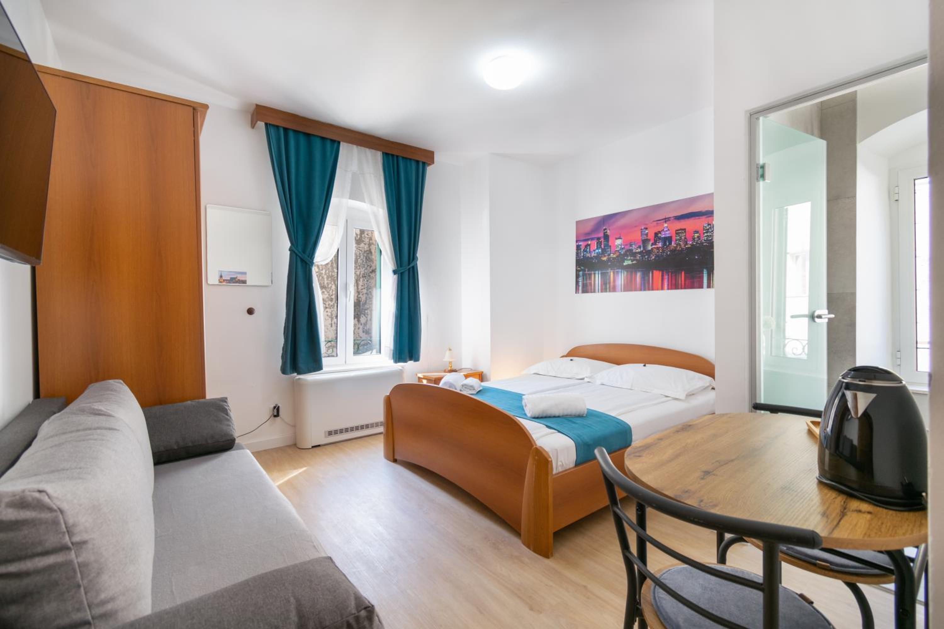 Double Room with Extra Bed photo 1