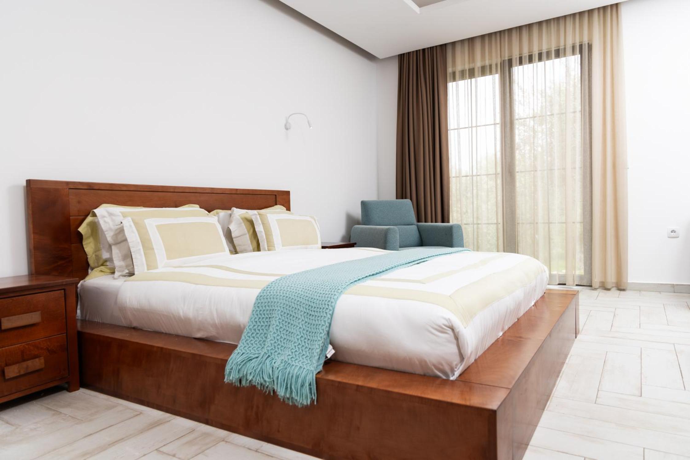 Deluxe Double Room (2 Adults + 1 Child) photo 3