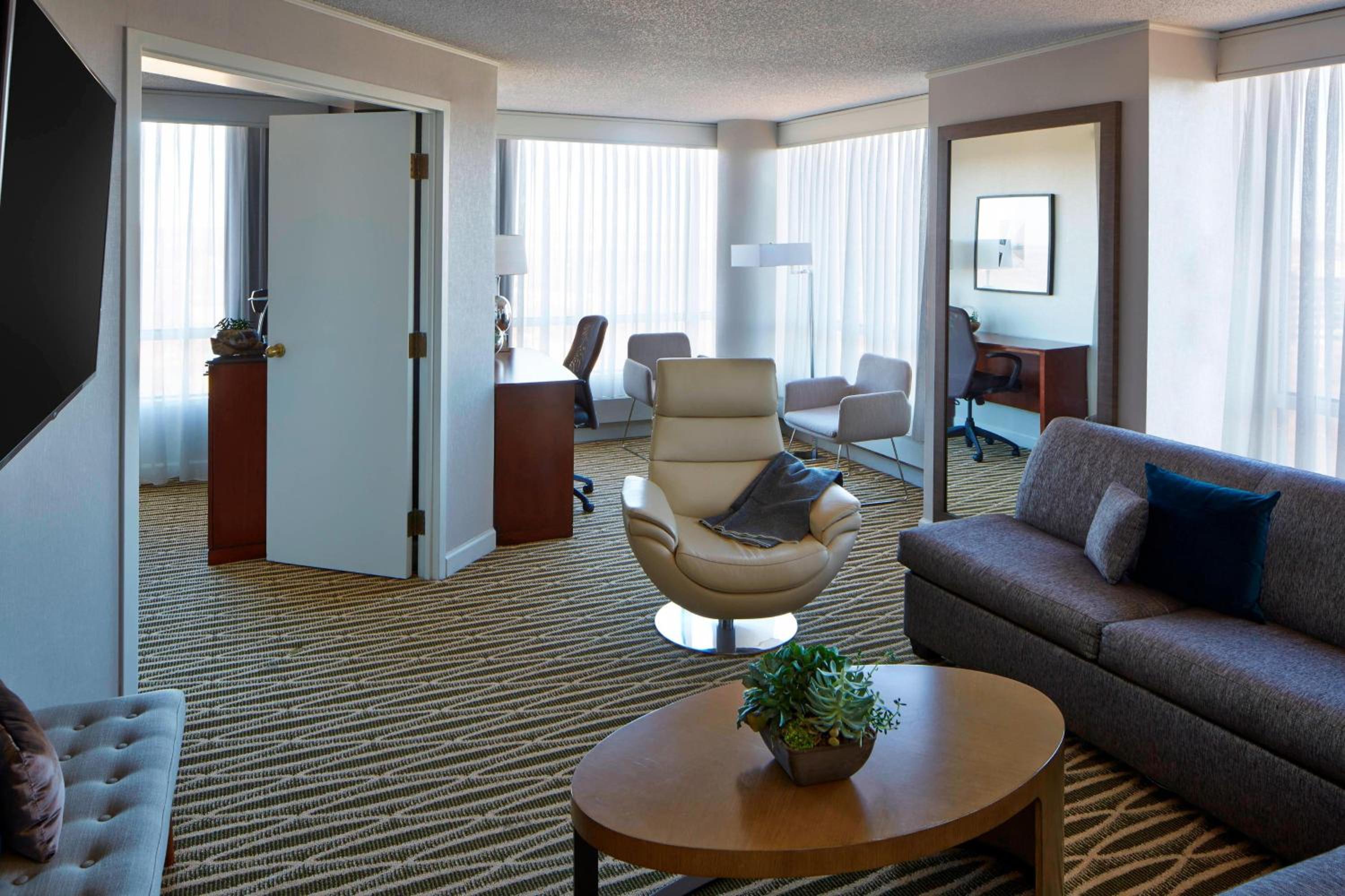One-Bedroom King Suite, M Club lounge access, 1 King - Photo 7