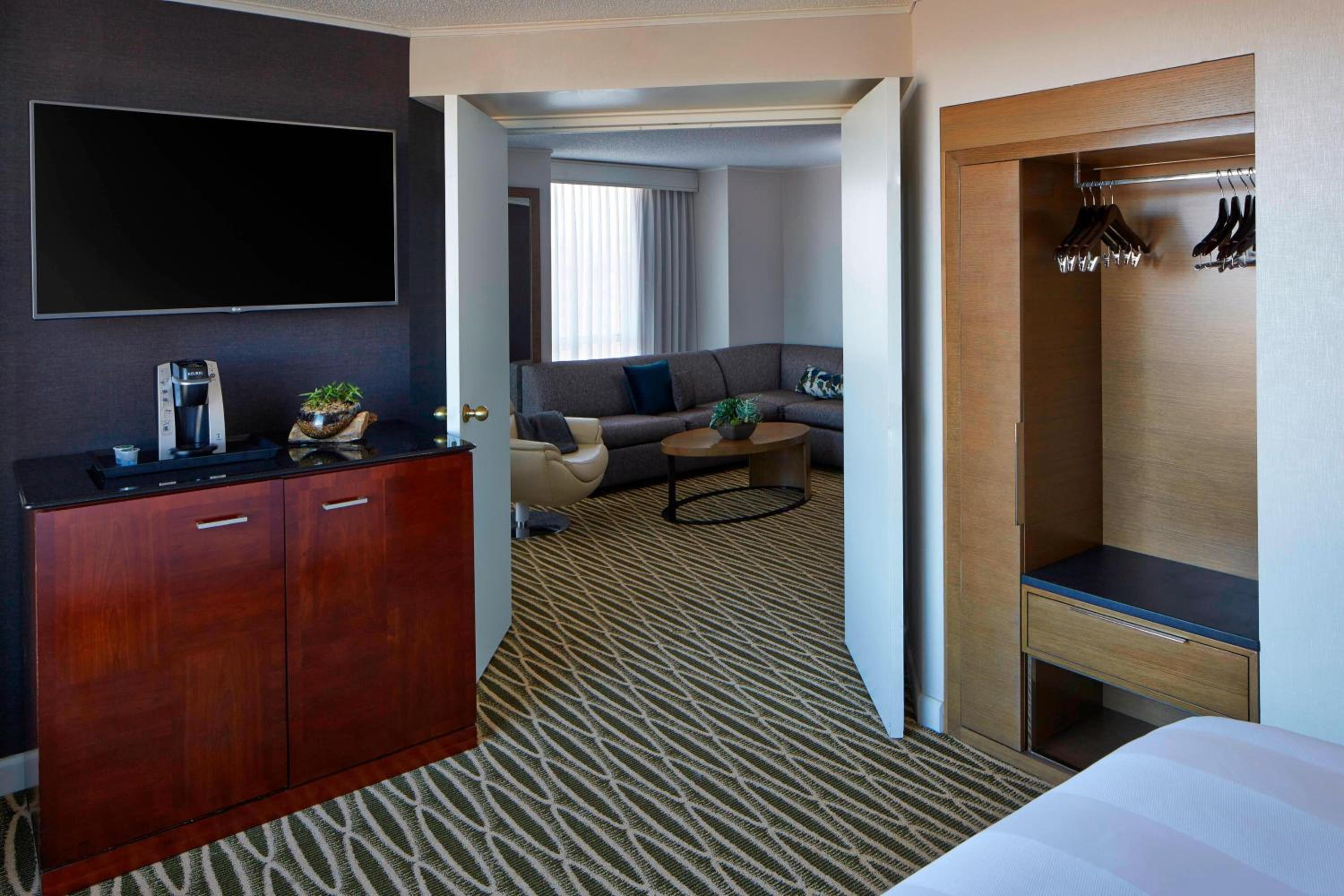 One-Bedroom King Suite, M Club lounge access, 1 King - Photo 2