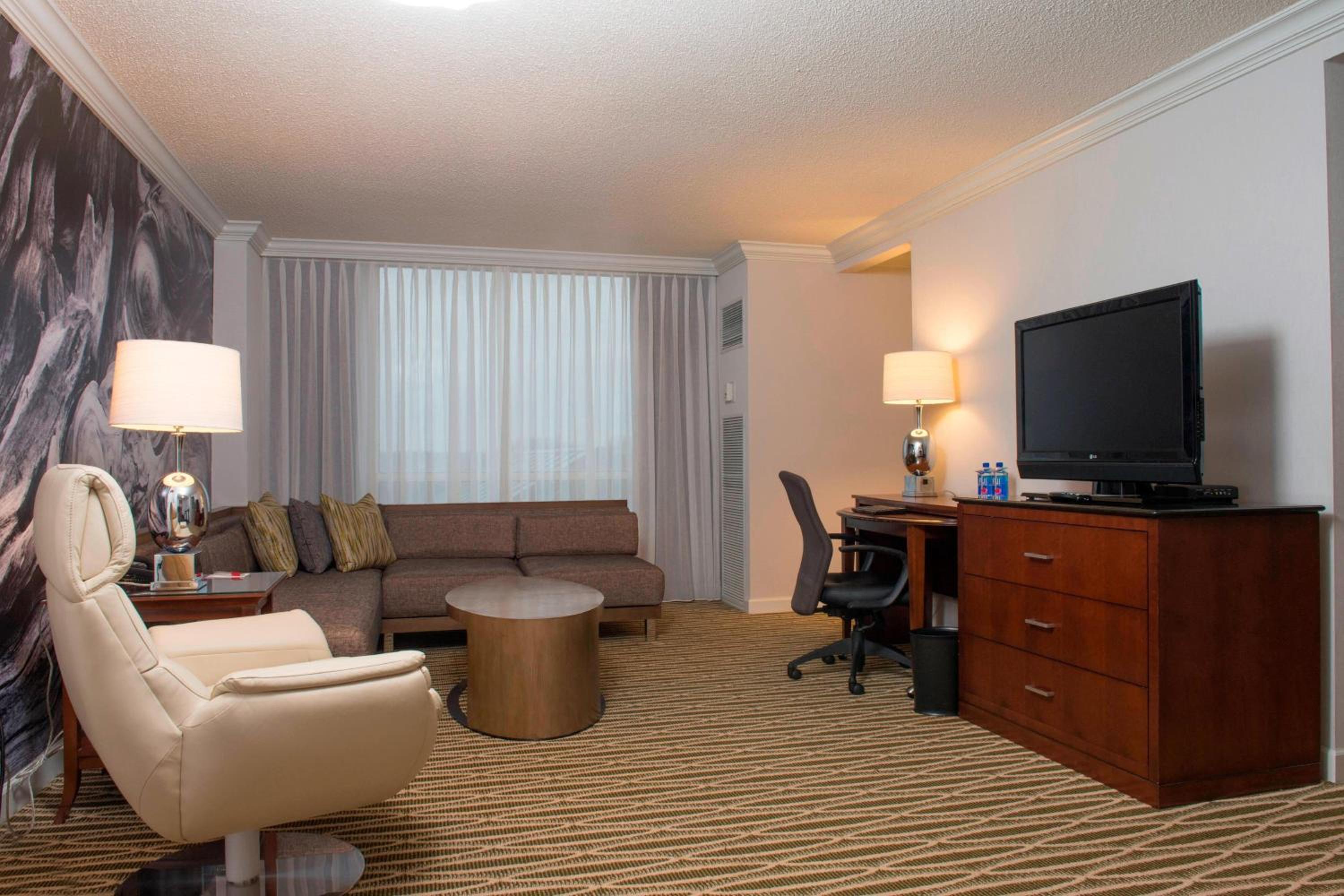 One-Bedroom King Suite, M Club lounge access, 1 King - Photo 4