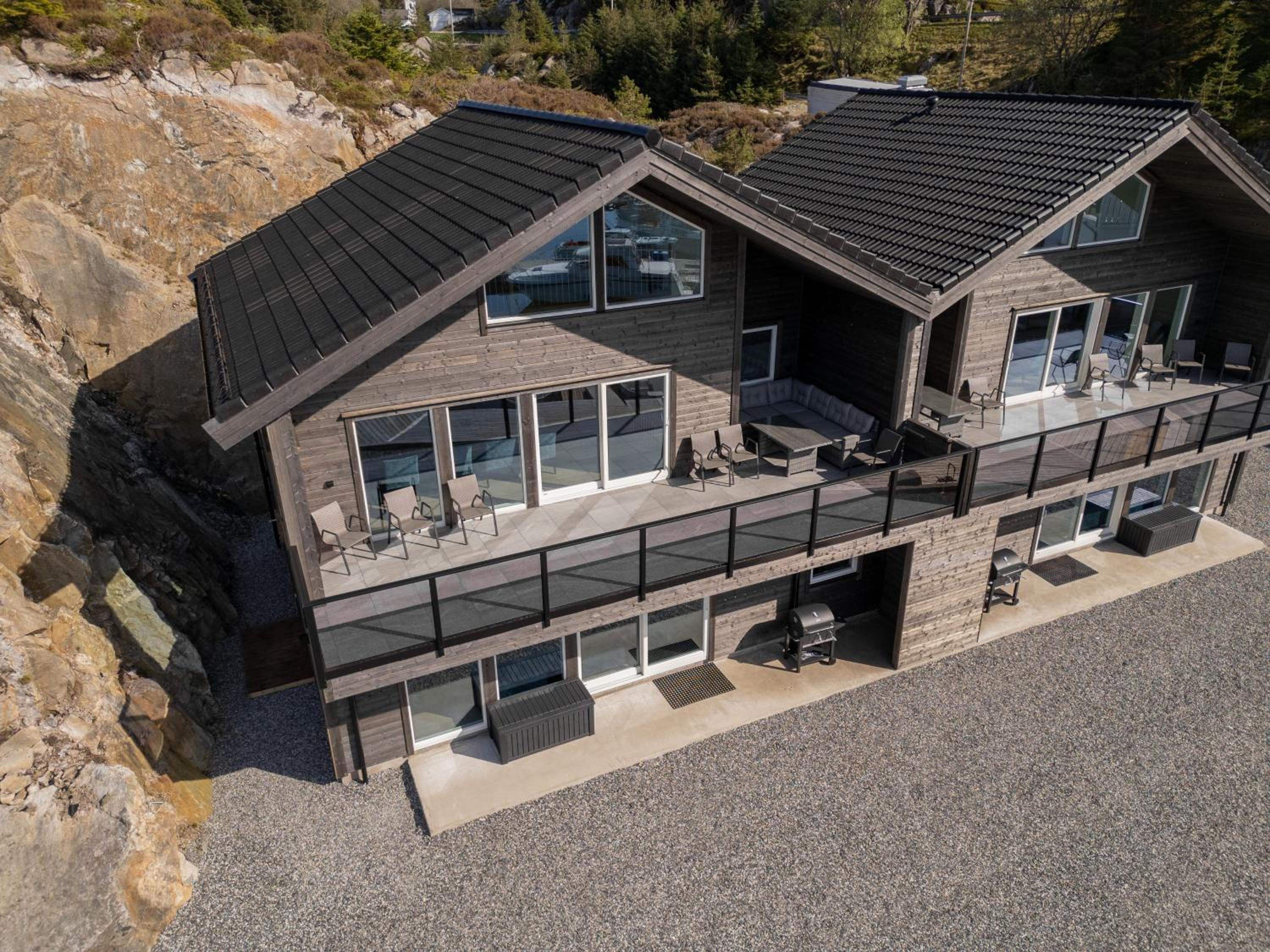 Five-Bedroom House photo 1