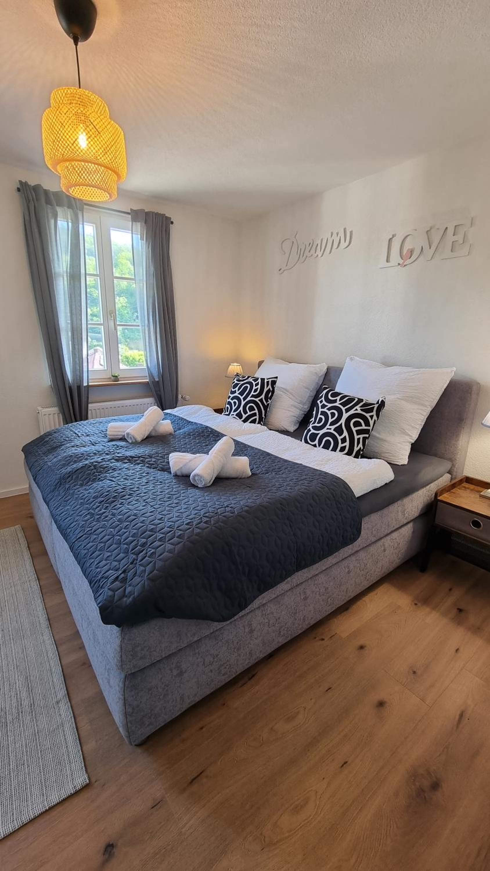 Six-Bedroom House photo 1