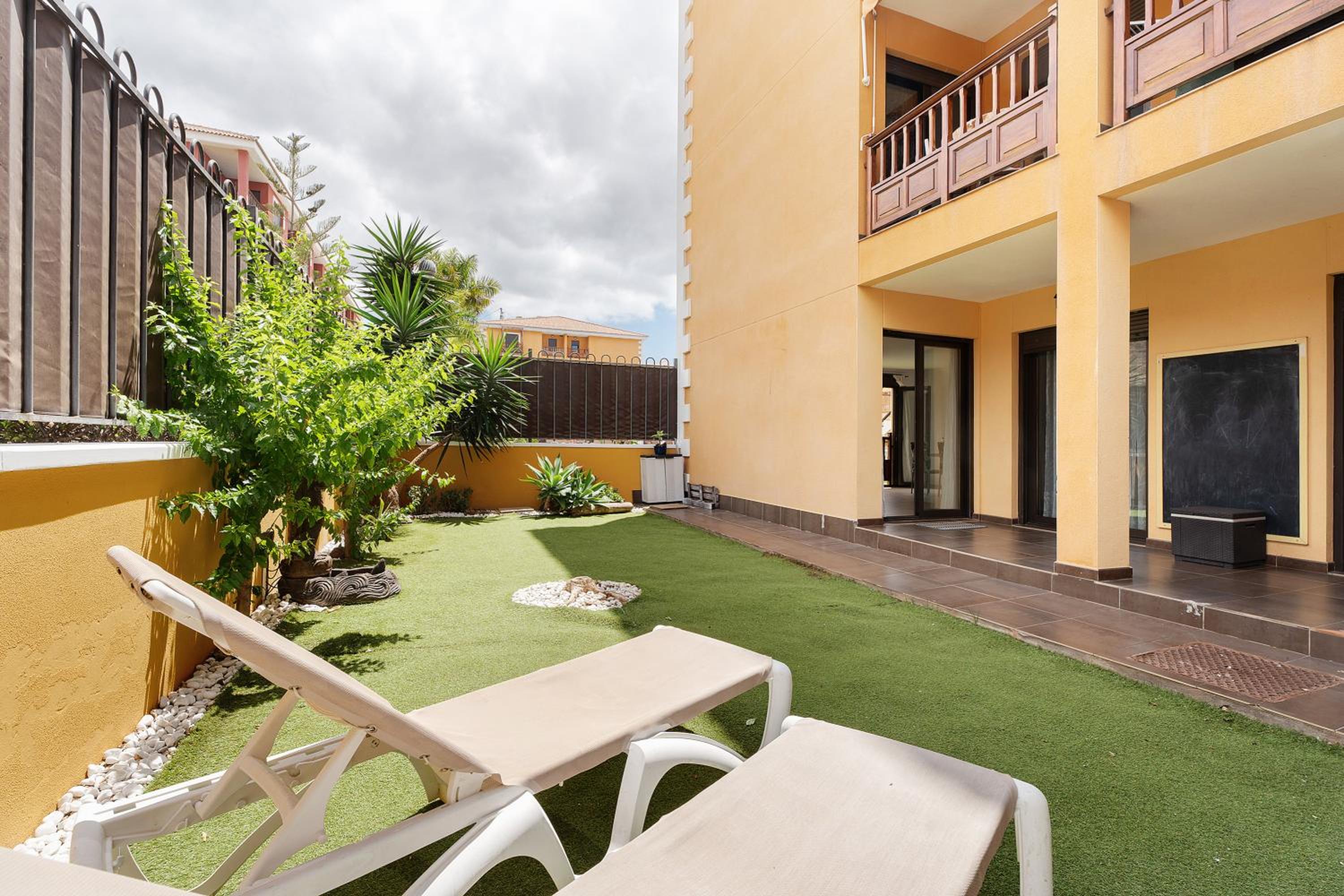 Two-Bedroom Deluxe Apartment with Garden View photo 3