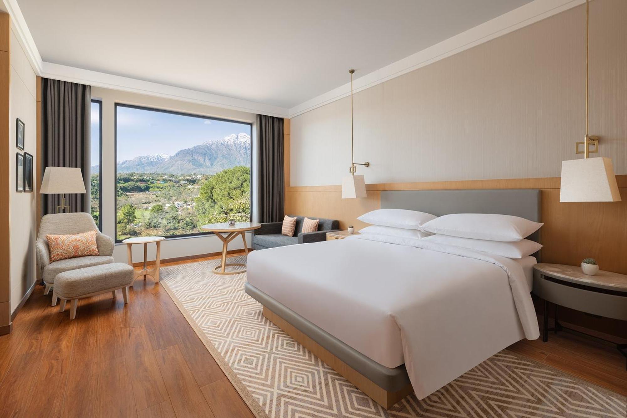 Deluxe, Deluxe Guest room, 1 King, Shrine view - Photo 5