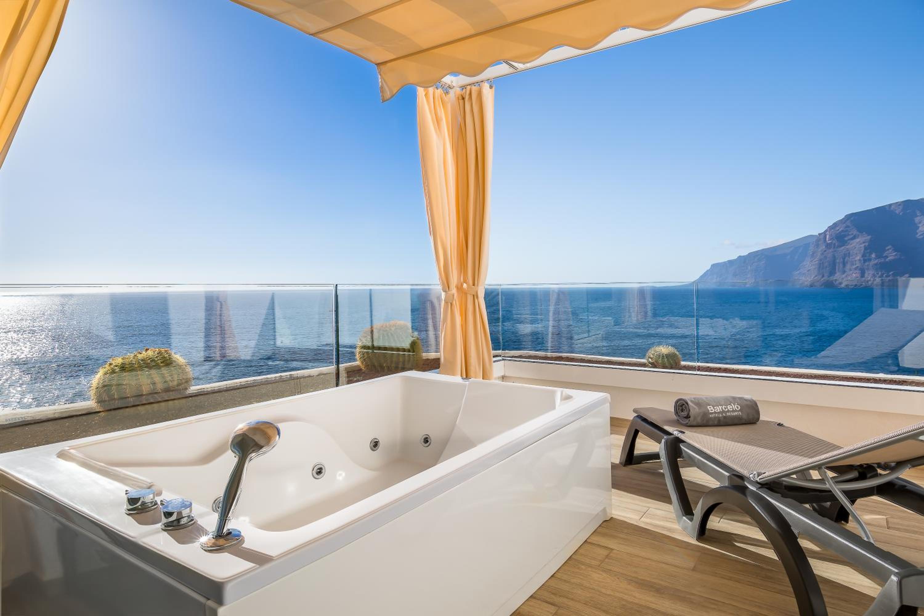 Deluxe Double Room with Sea View and Hot Tub