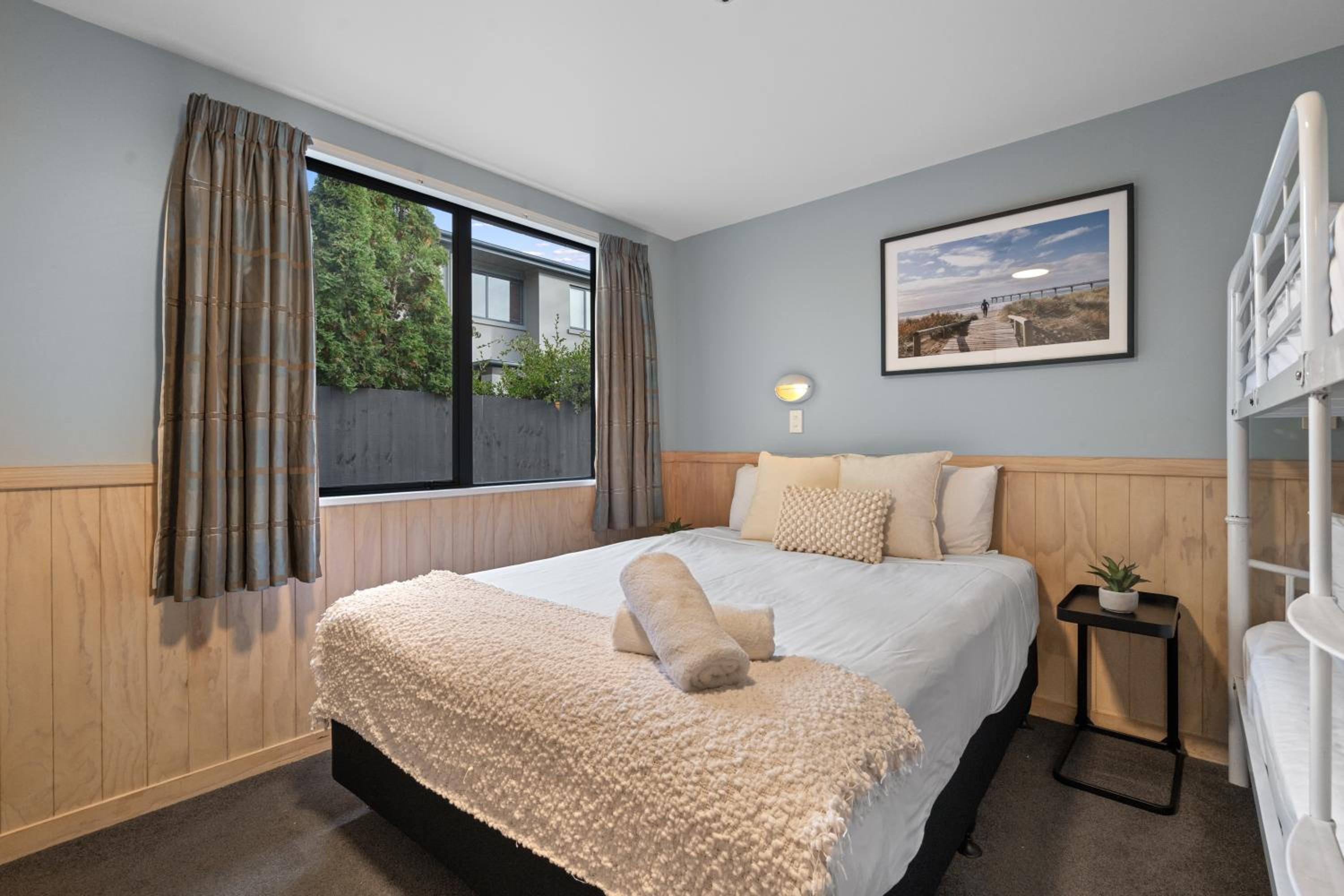 Motel Room - 2 Bedroom (8) - Photo 4