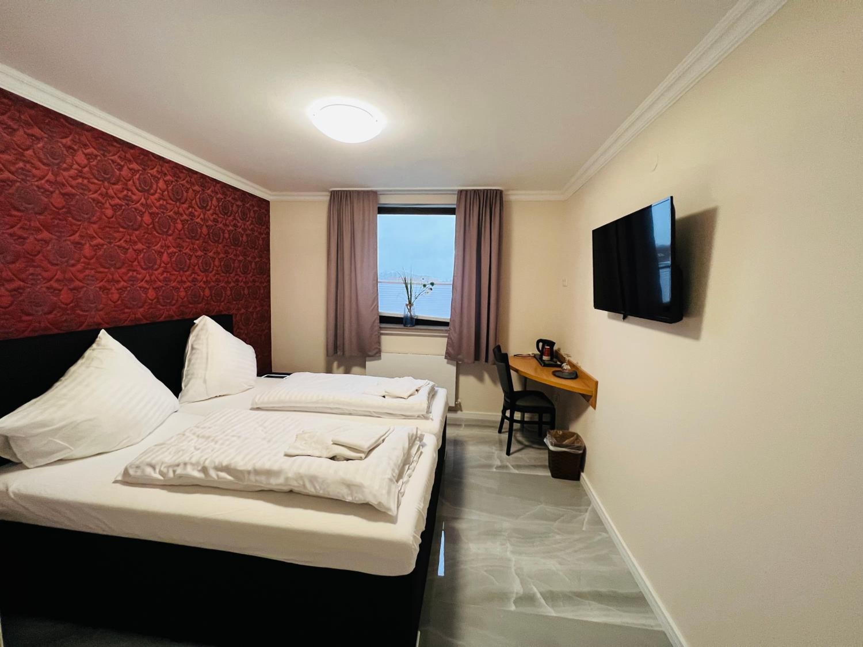 Double Room with Private Bathroom - Photo 10