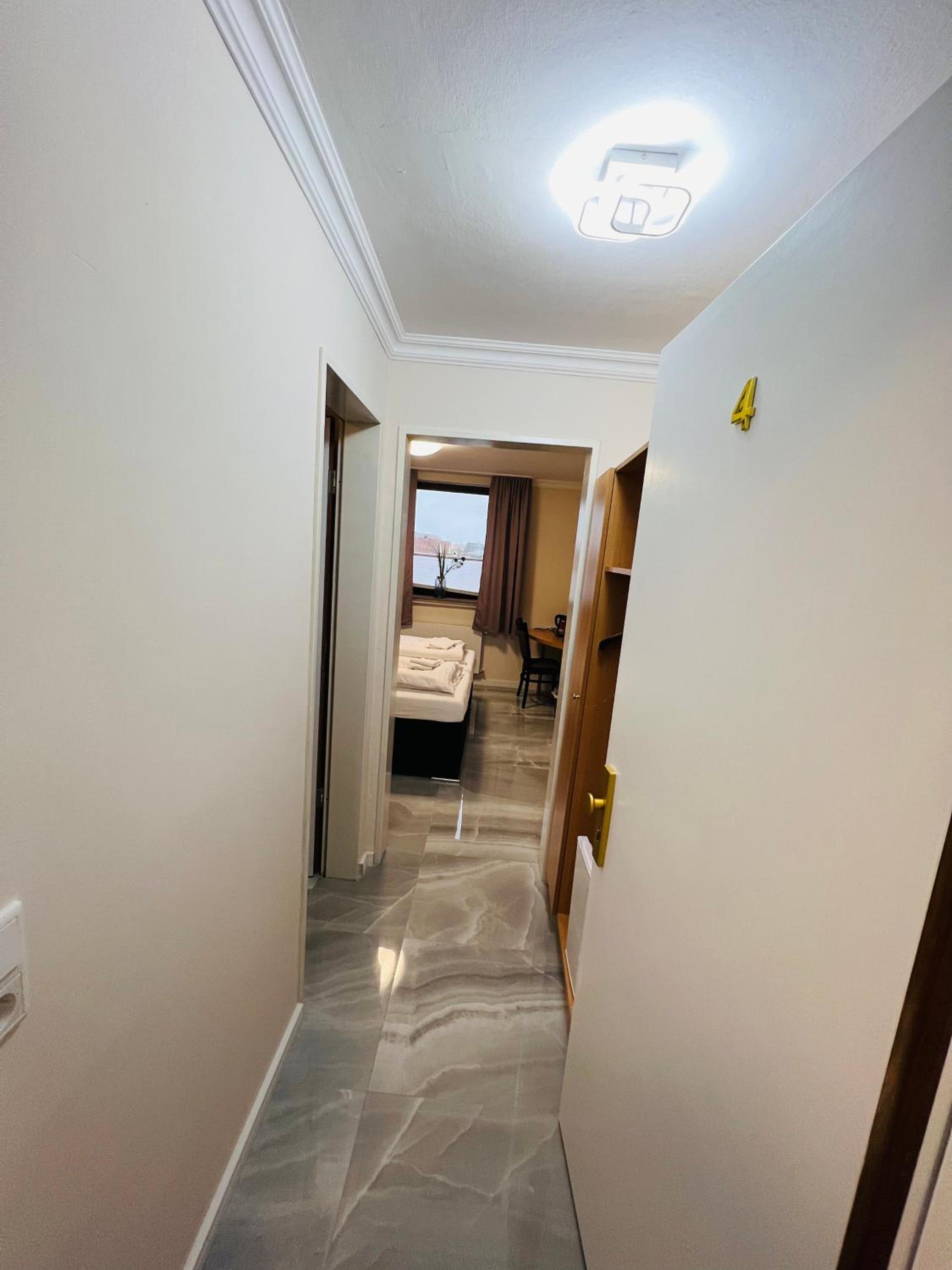 Double Room with Private Bathroom - Photo 11