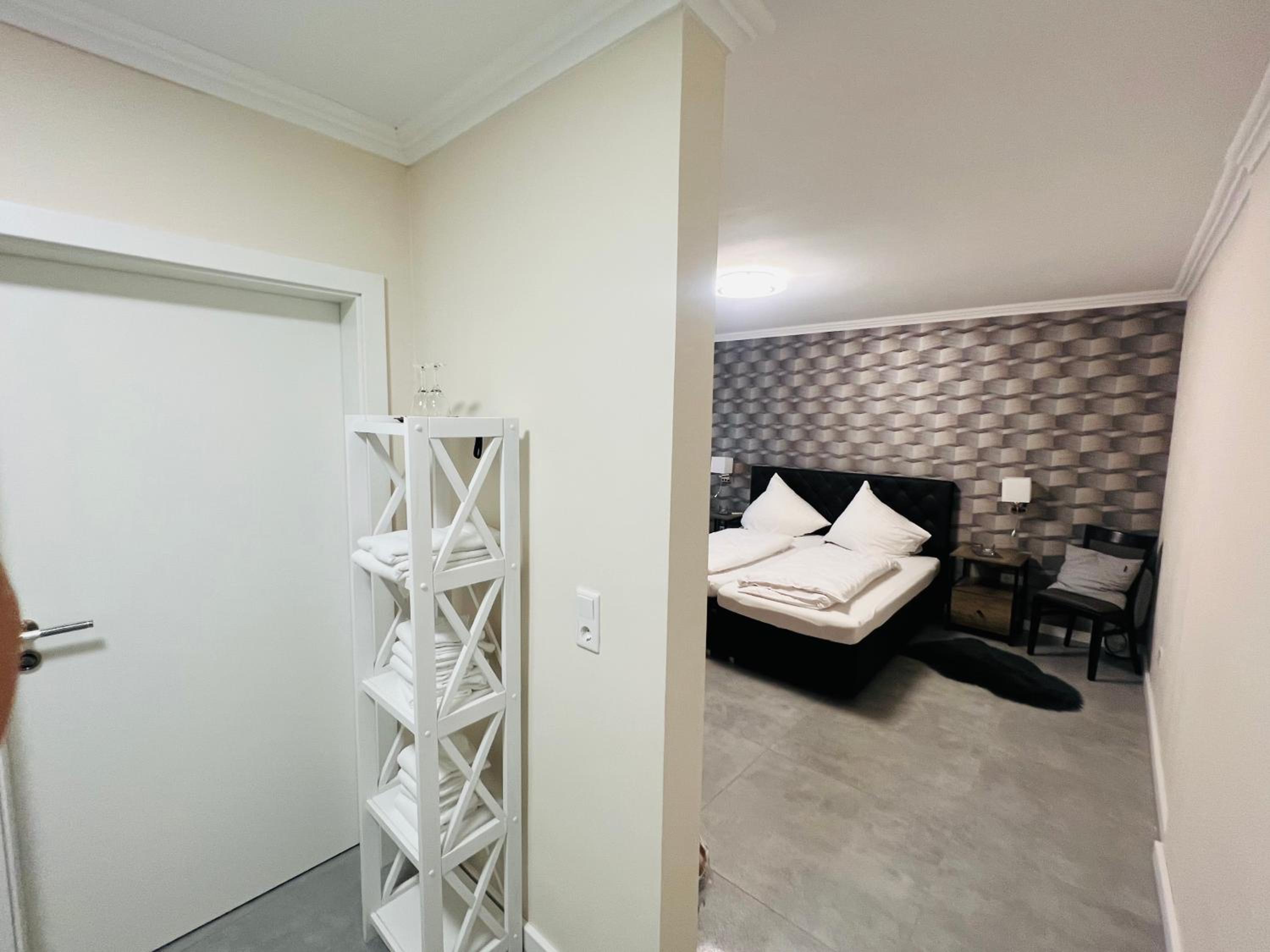 Double Room with Private Bathroom - Photo 12