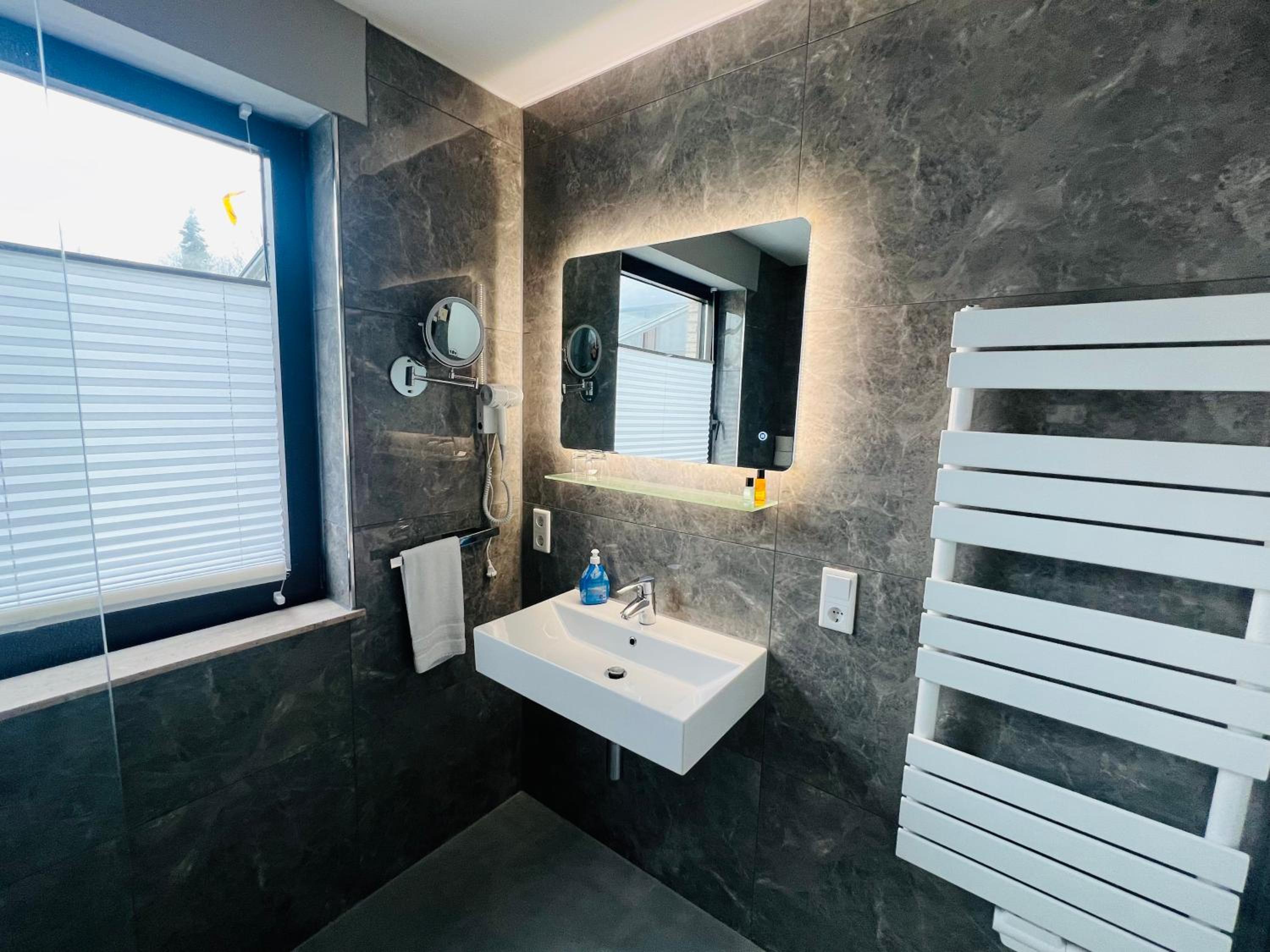 Double Room with Private Bathroom - Photo 7