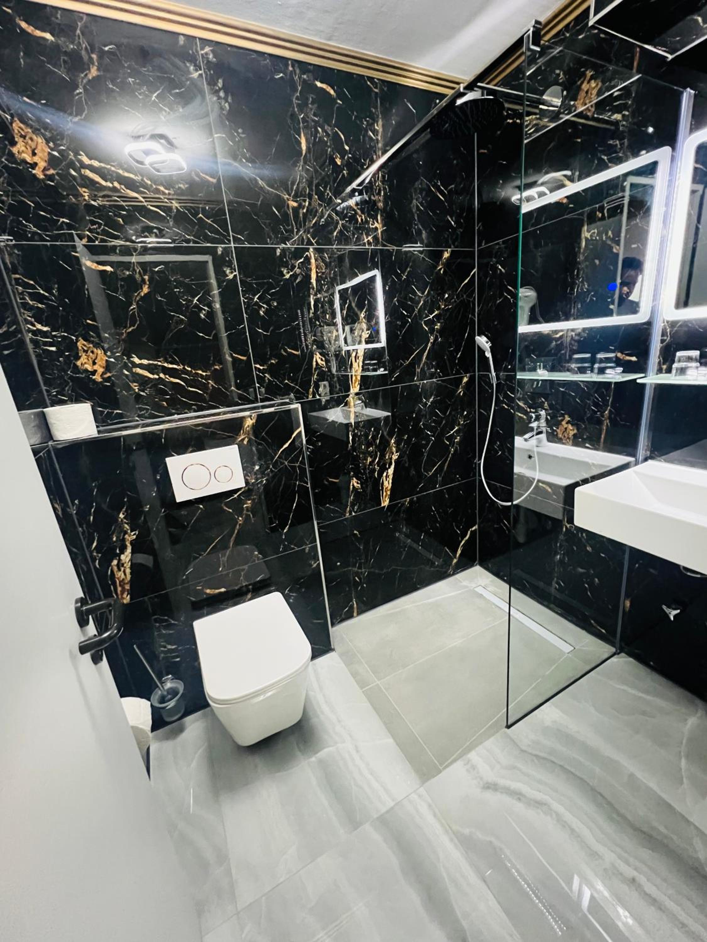 Double Room with Private Bathroom - Photo 9