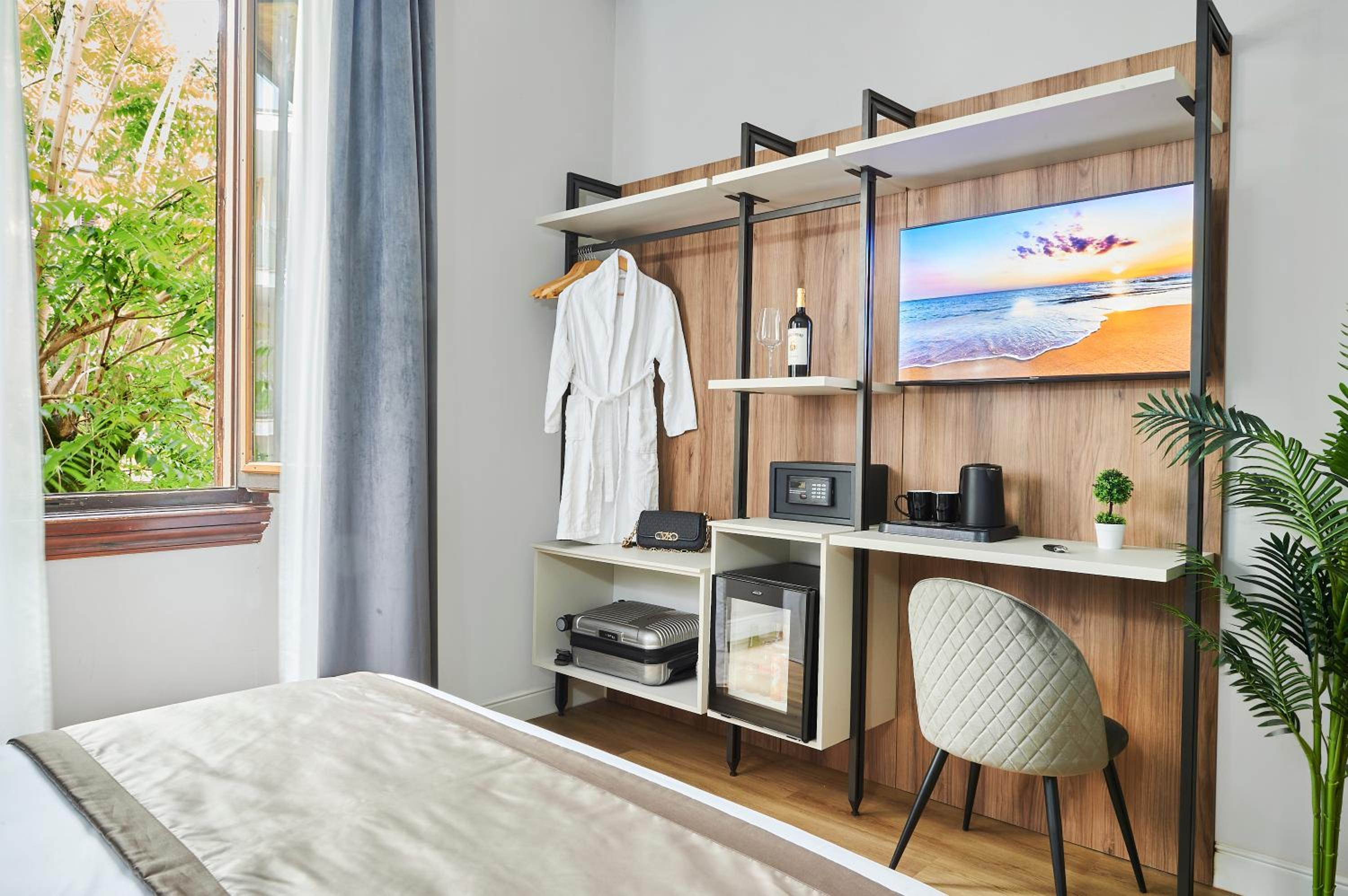 Deluxe Quadruple Room - Photo 12