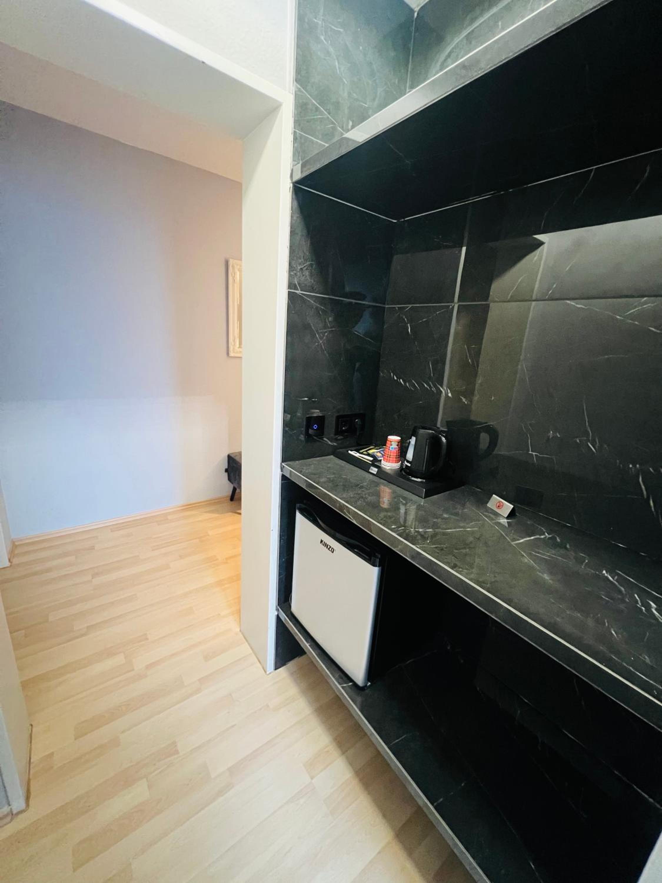 Double Room with Private Bathroom - Photo 8