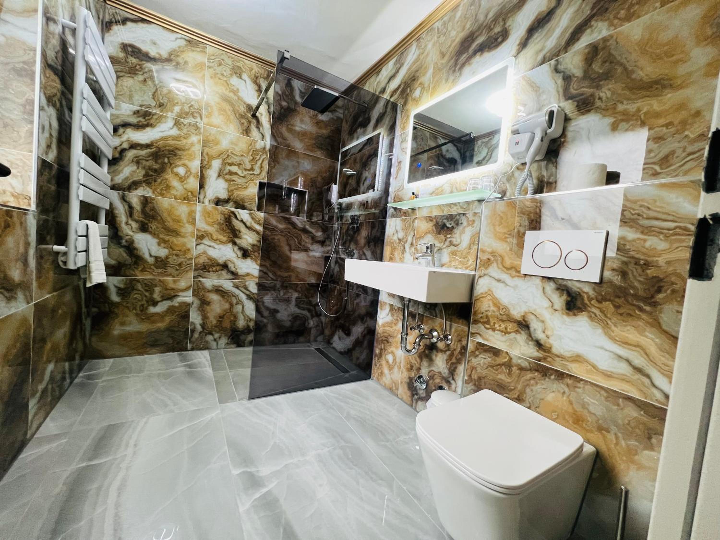 Double Room with Private Bathroom - Photo 6
