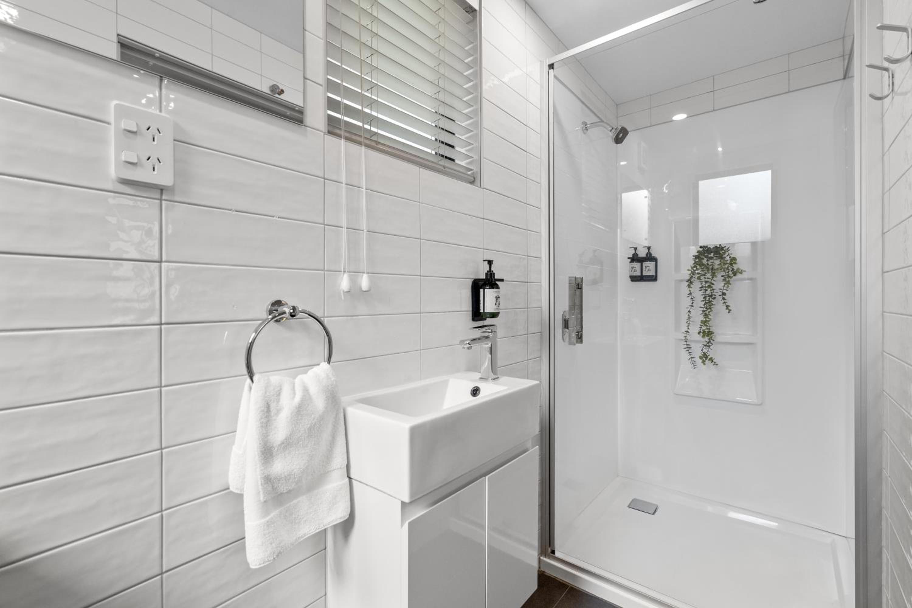 Self Contained Unit - 2 Room - Photo 4