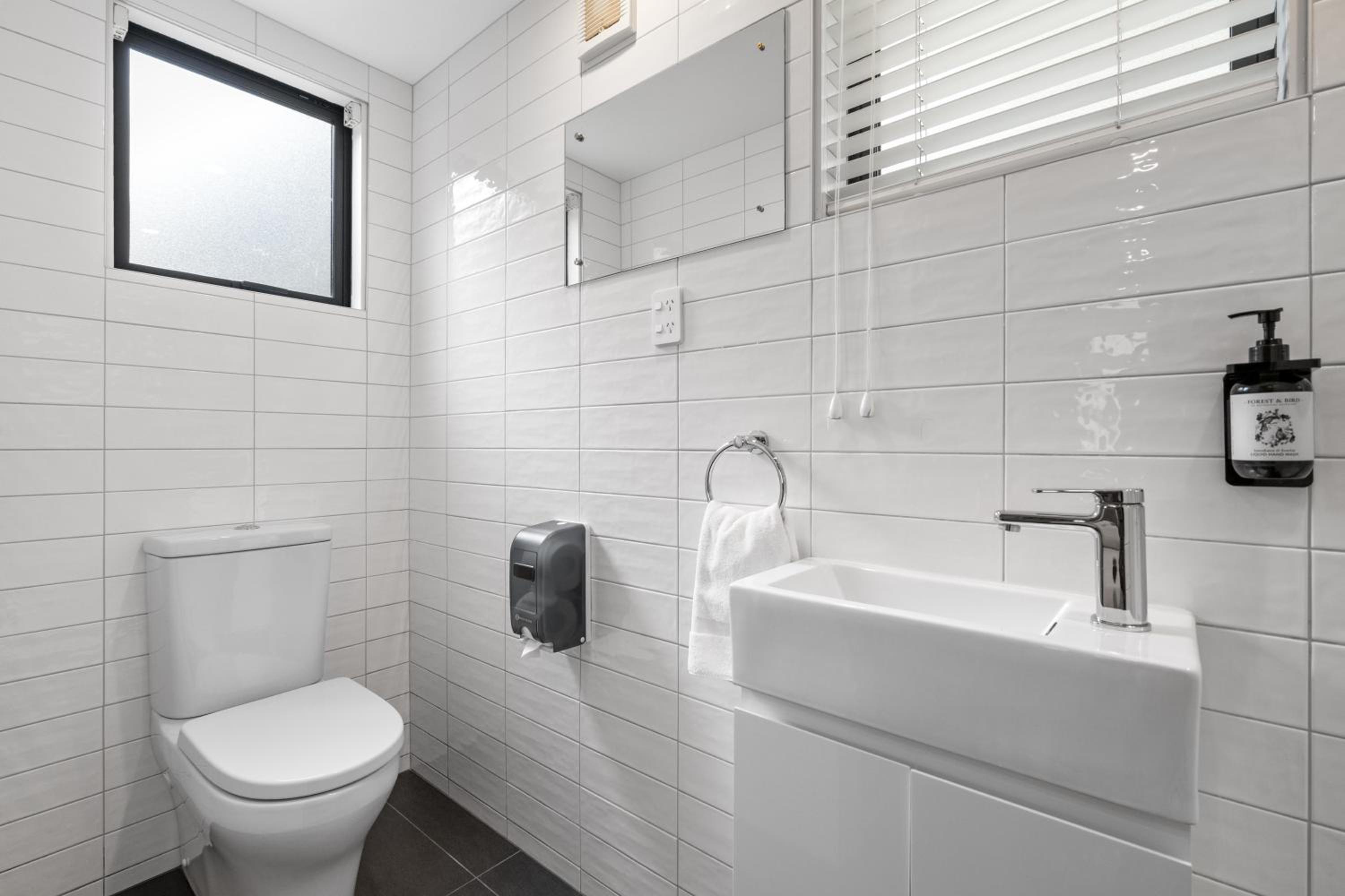 Self Contained Unit - 2 Room - Photo 14