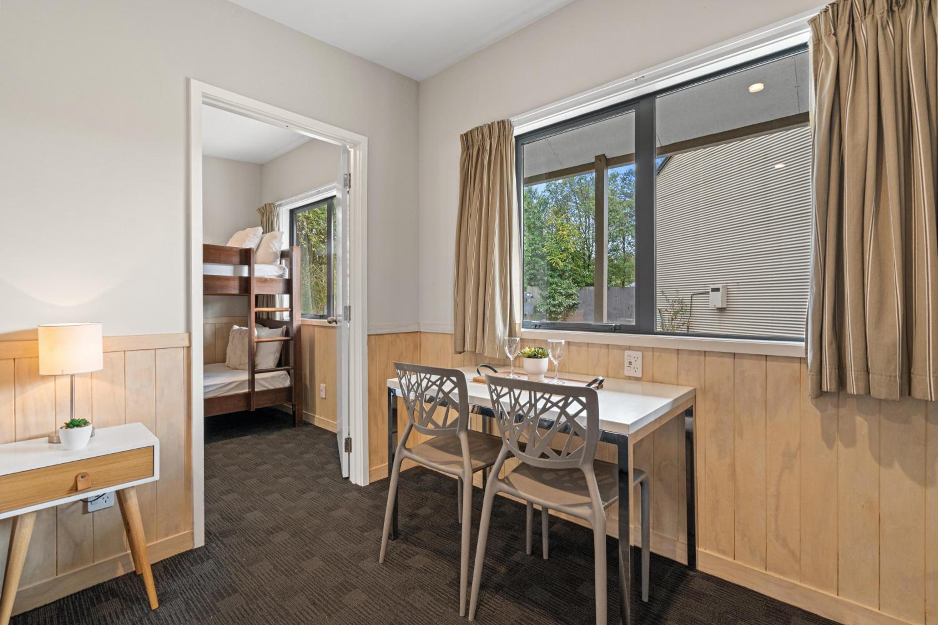 Self Contained Unit - 2 Room - Photo 13
